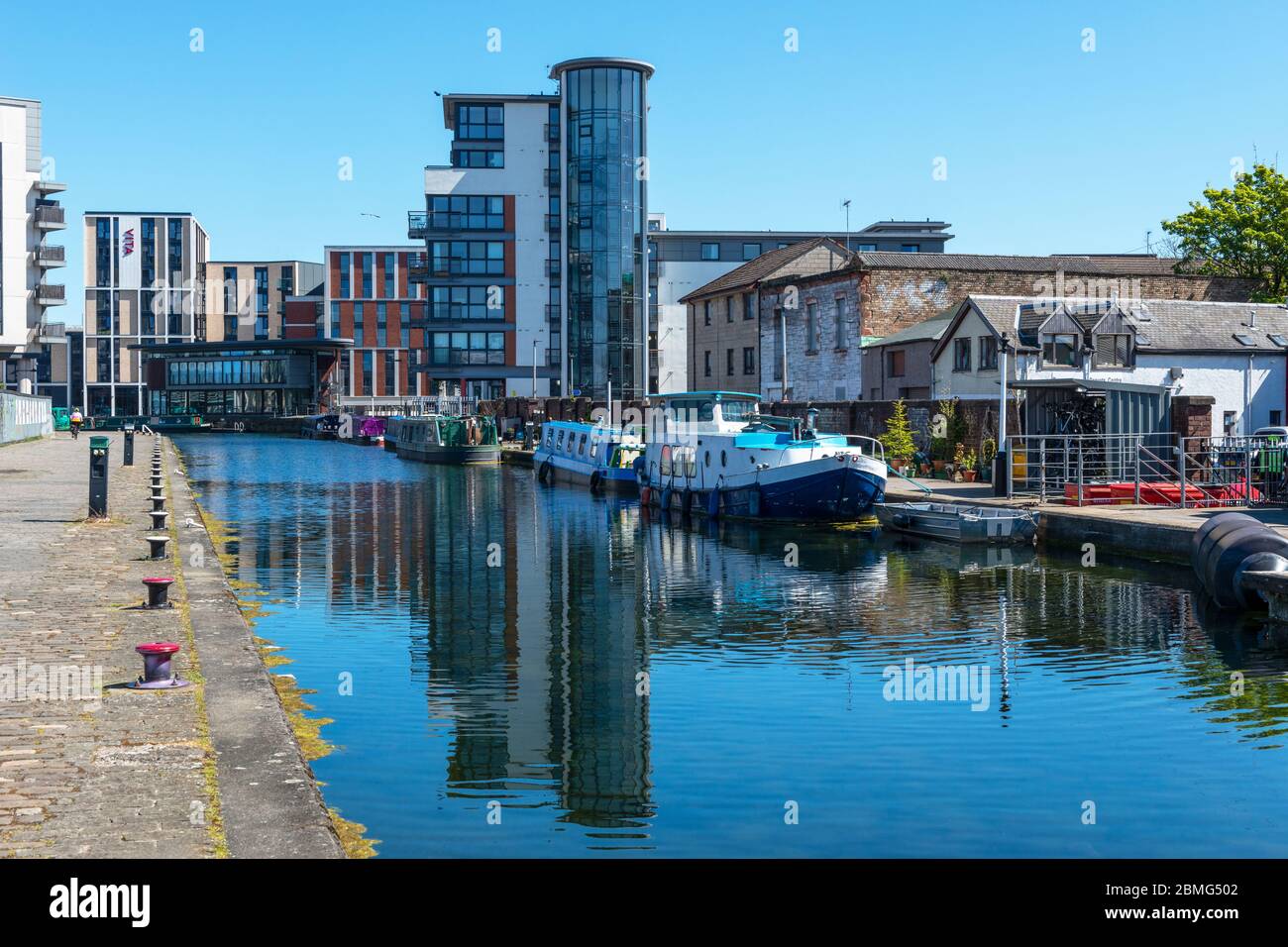 Schmale Boote auf dem Union Canal im Lochrin Basin in Edinburgh Quay in Fountainbridge in Edinburgh, Schottland, Großbritannien Stockfoto