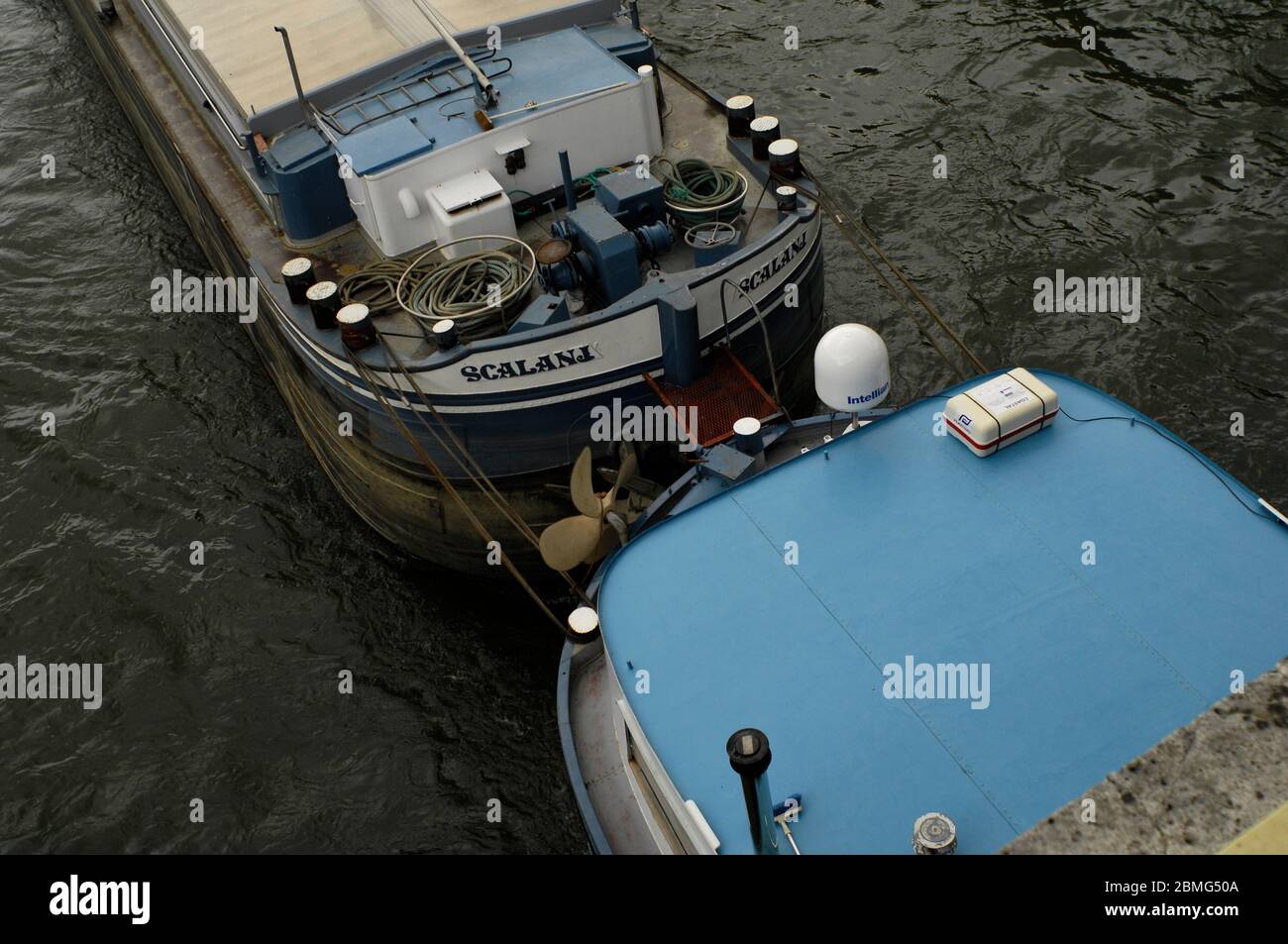 AJAXNETPHOTO. 2012. PARIS, SEINE, FRANKREICH. - DOPPELT AUFGEFAHREN - EIN PAAR FREYCINET-MOTORSCHIFFE - PENICHES - HABEN SICH ZUSAMMENGERACKT, ALS SIE DURCH DIE WASSERSTRASSE DER STADT FAHREN, WOBEI DAS SCHIFF OBEN DEN DARUNTER LIEGENDEN SCHIEBT.FOTO:JONATHAN EASTLAND/AJAX REF:D121506 2811 Stockfoto