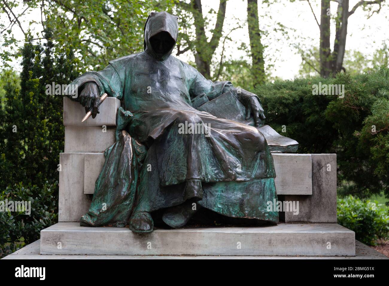 Budapest, Ungarn - 5. Mai 2017: Statue des anonymen Notars von König Bela oder Meister P. von Miklos Ligeti Stockfoto