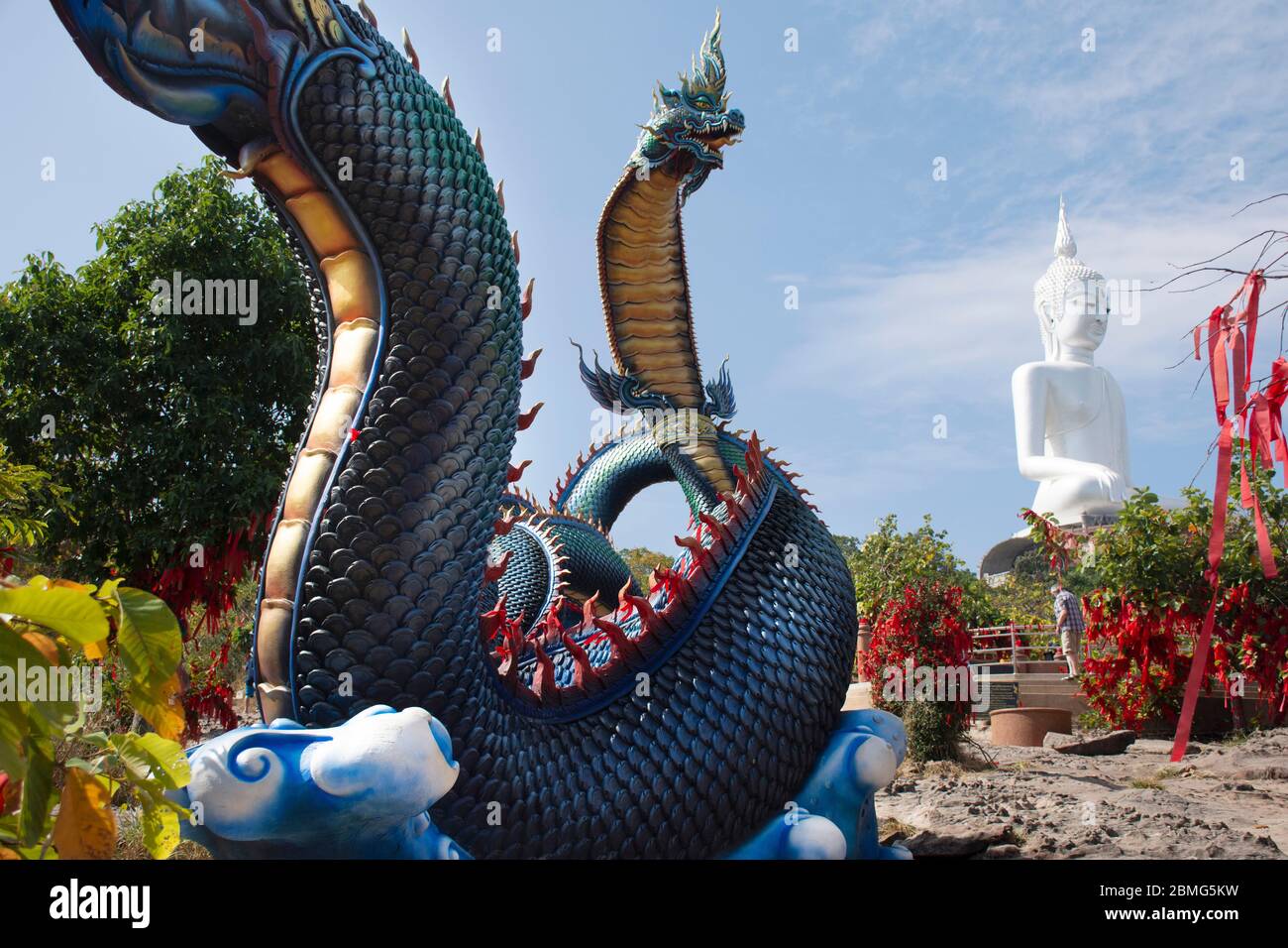 MUKDAHAN, THAILAND - 2. OKTOBER : große Naka und weiße buddha Statue für thai-Leute Reise Besuch und Respekt Beten im Wat ROI Phra Phutthabat Phu Mano Stockfoto