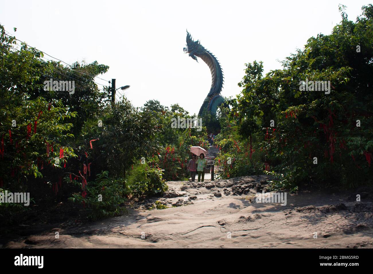 MUKDAHAN, THAILAND - 2. OKTOBER : große Naka und weiße buddha Statue für thai-Leute Reise Besuch und Respekt Beten im Wat ROI Phra Phutthabat Phu Mano Stockfoto