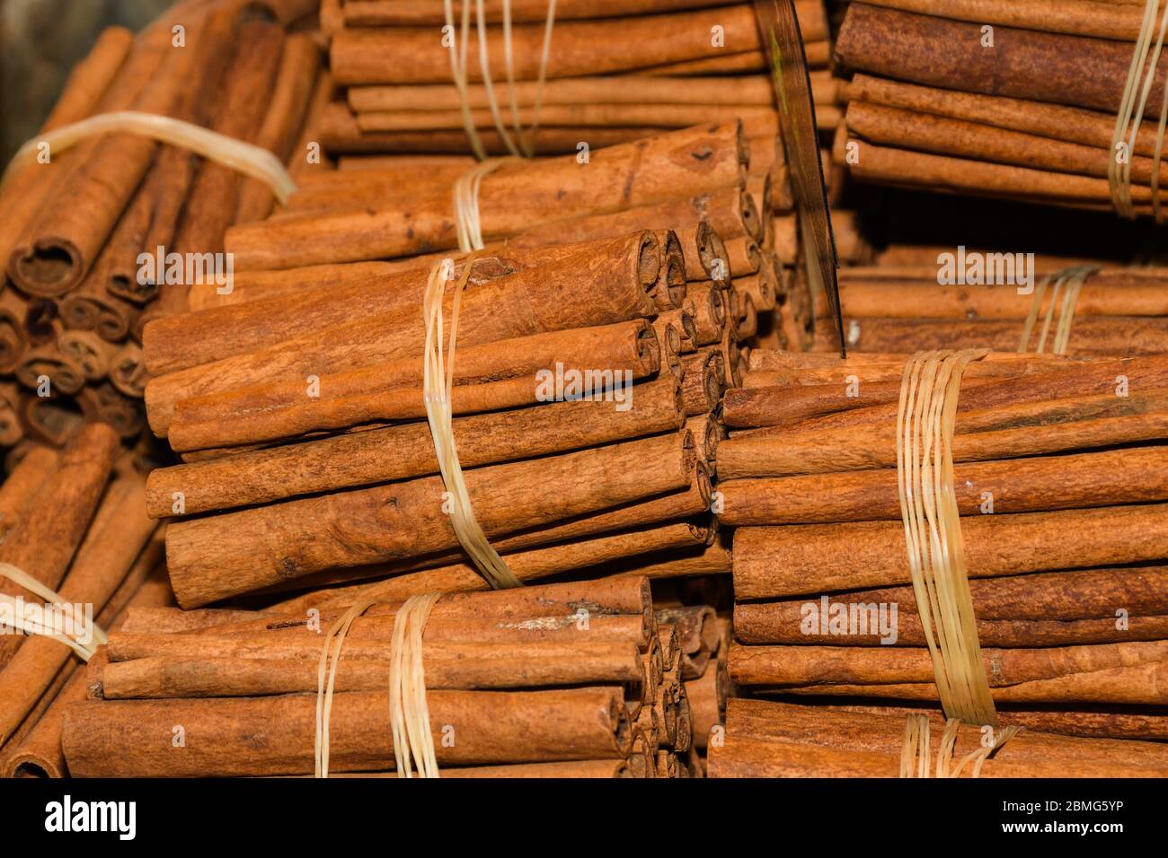 Ein Bündel Zimtstangen zum Verkauf auf der Theke Top auf dem Weihnachtsmarkt. Gesunde aromatische Gewürz in der Küche und Medizin, Aromatherapie verwendet Stockfoto