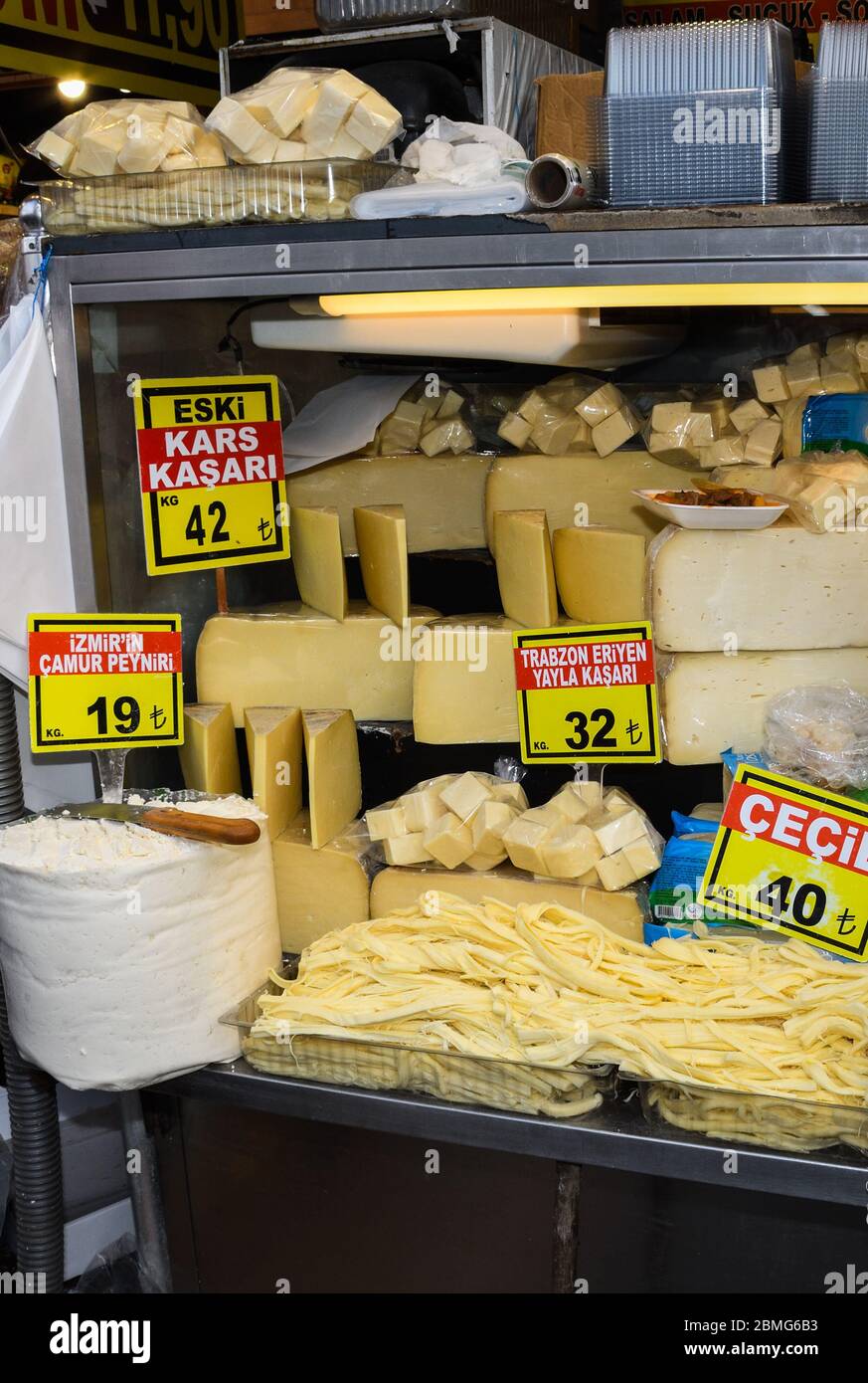 Türkischer Käse: Vollfetter beyaz Peynir (weißer Schafskäse, griechischer Feta), gelber kaşar Peynir (koscher Käse, griechischer Kasseri), jung, süß oder im Alter Stockfoto