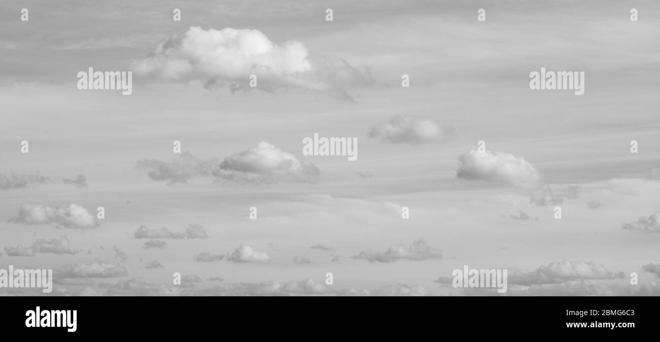 Wolken über dem Horizont. Panorama Himmel mit hellen Wolken. Stockfoto