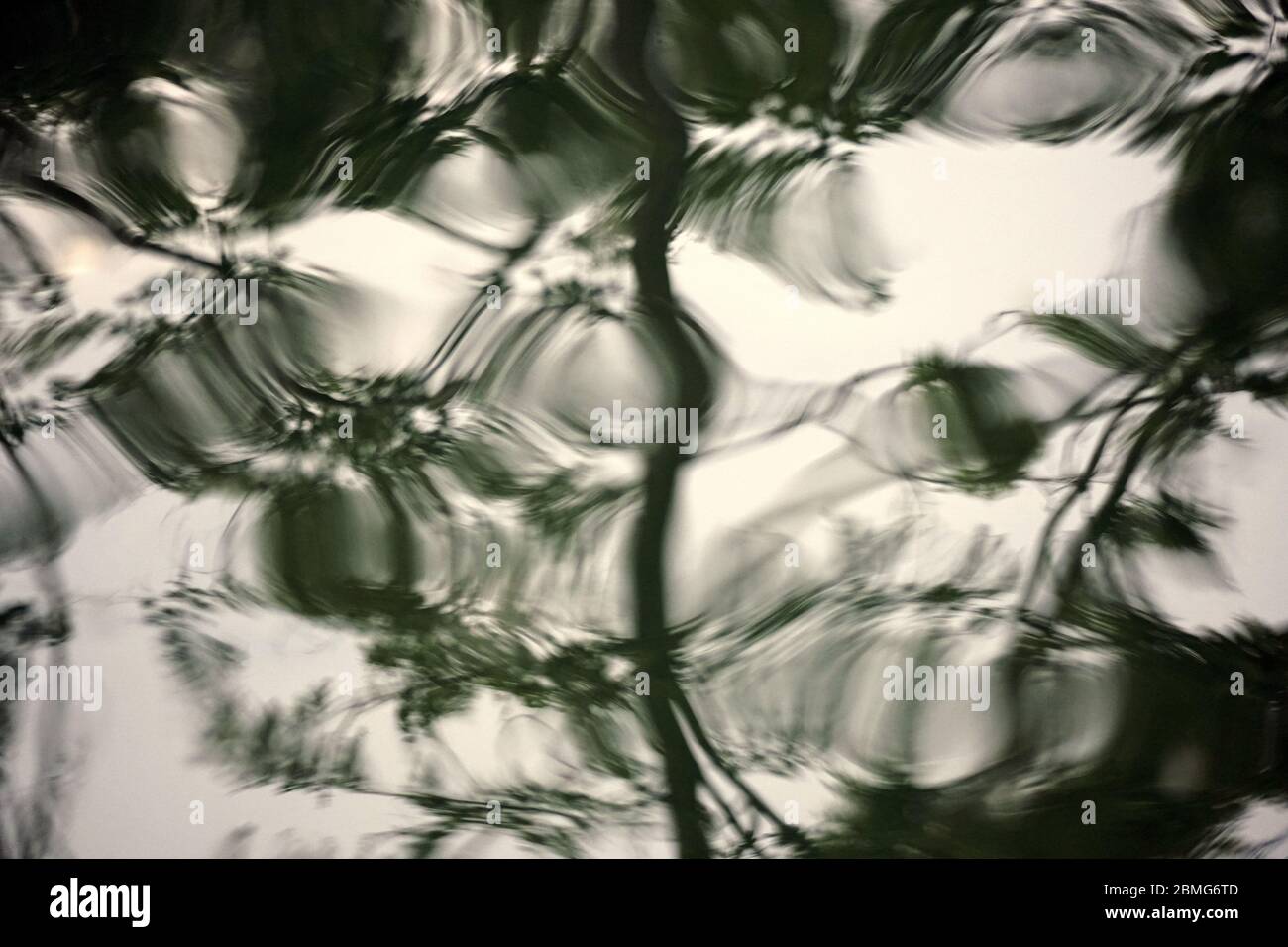 Reflexionen auf der Wasseroberfläche eines Sees Hintergrund einfaches Konzept Farbfotografie. Eine echte Wasseroberfläche. Stockfoto