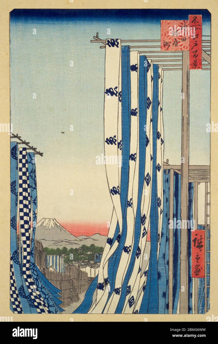 [ 1850er Japan - Trocknung gefärbter Textilien ] - Trocknung gefärbter Schrauben von Stoffen im Kanda-Bezirk Edo (derzeit Tokio), 1857 (Ansei 4). Im Hintergrund ist der Fuji-Berg zu sehen. Dieser Holzschnitt ist Bild 75 in hundert berühmten Ansichten von Edo (名所江戸百景, Meisho Edo Hyakkei), einer Serie von Ukiyoe Künstler Utagawa Hiroshige (歌川広重, 1797–1858) erstellt. Es ist eine von 26 Herbstszenen der Serie. Titel: Das Viertel der Dyers in Kanda (神田紺屋町, Kanda konya-Cho) Vintage Ukiyoe Holzschnitt aus dem 19. Jahrhundert. Stockfoto