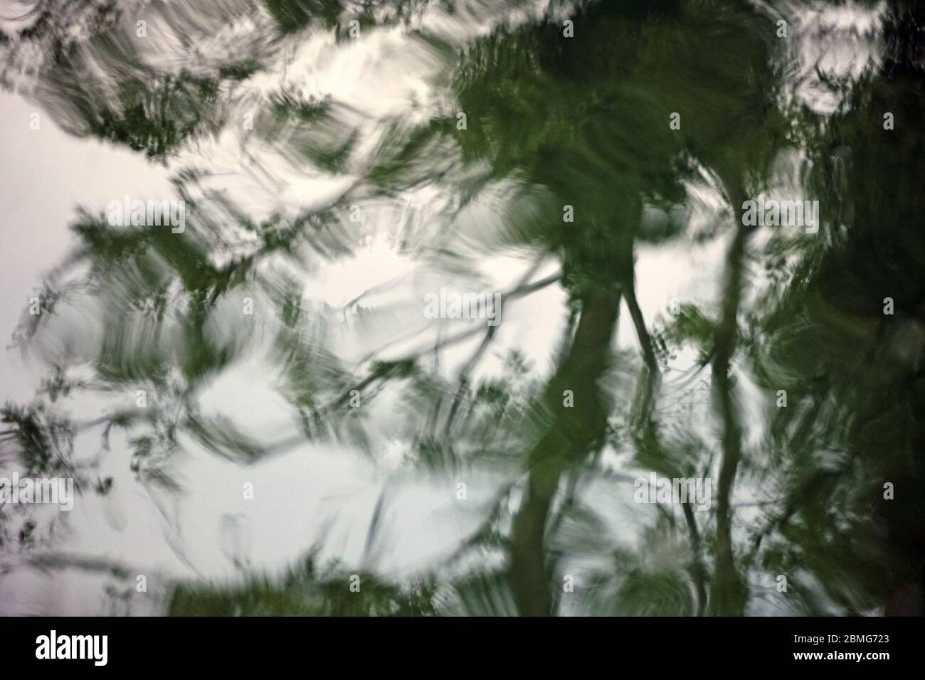 Reflexionen auf der Wasseroberfläche eines Sees Hintergrund einfaches Konzept Farbfotografie. Eine echte Wasseroberfläche. Stockfoto
