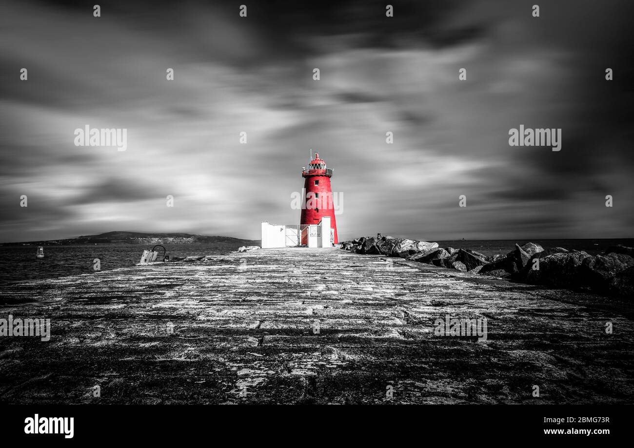 Poolbeg Lighthouse in Dublin mit seiner roten Farbe, die sich heraussticht Stockfoto