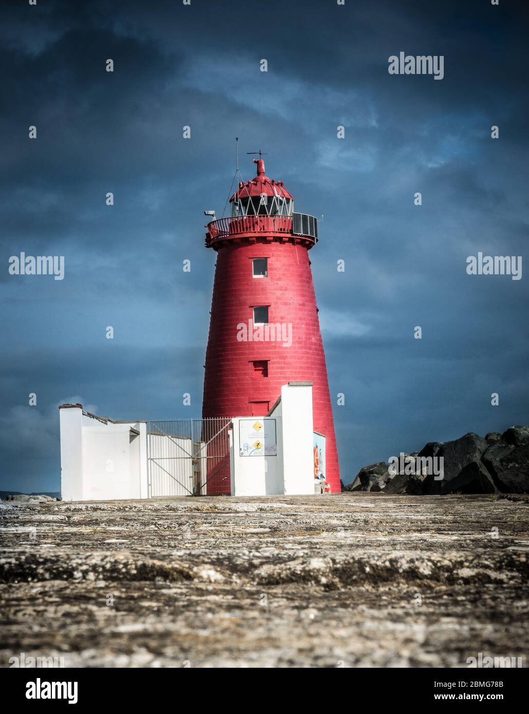 Poolbeg Lighthouse in Dublin mit seiner roten Farbe, die sich heraussticht Stockfoto