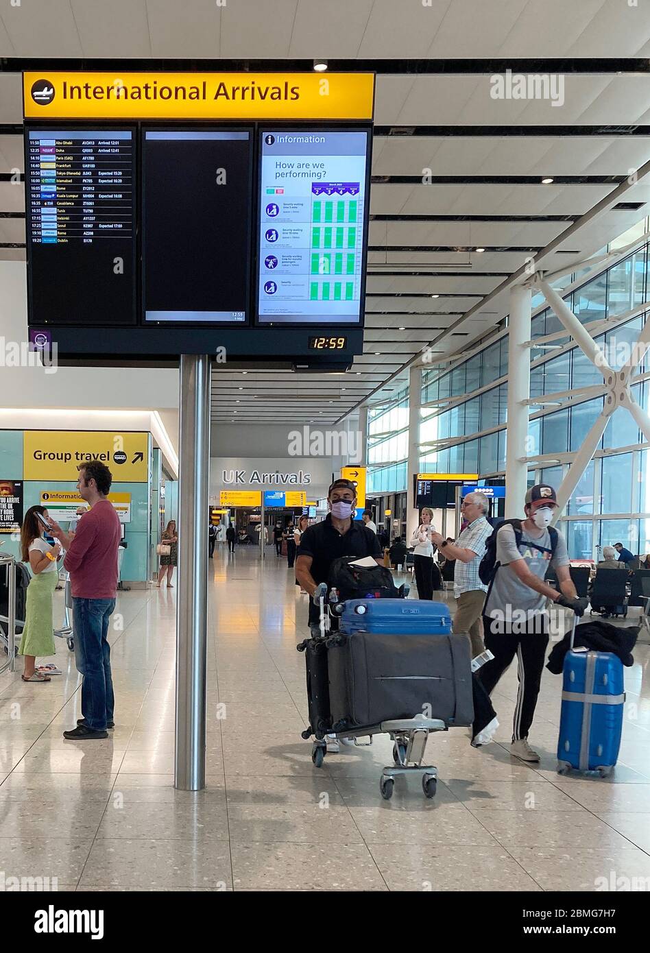 Die Passagiere im Terminal 2 kommen am Flughafen Heathrow an, die Chefin der Airport Operators Association (AOA) Karen Dee sagte, dass sie noch keine Details über eine obligatorische 14-Tage-Quarantäne für alle Reisenden in Großbritannien erhalten habe. Stockfoto