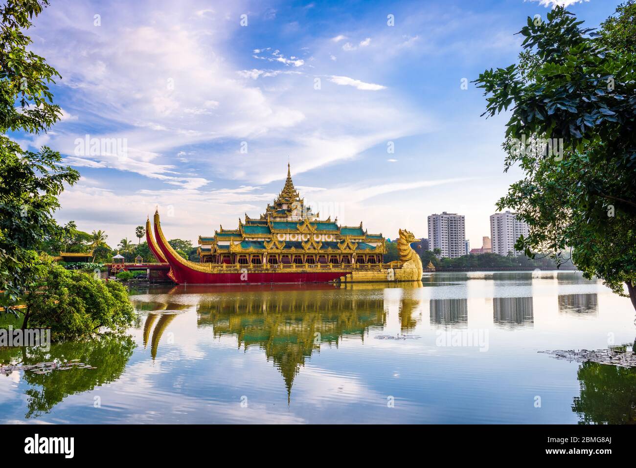 Yangon, Myanmar im Karaweik Palace in Kandawgyi Royal Lake. Stockfoto