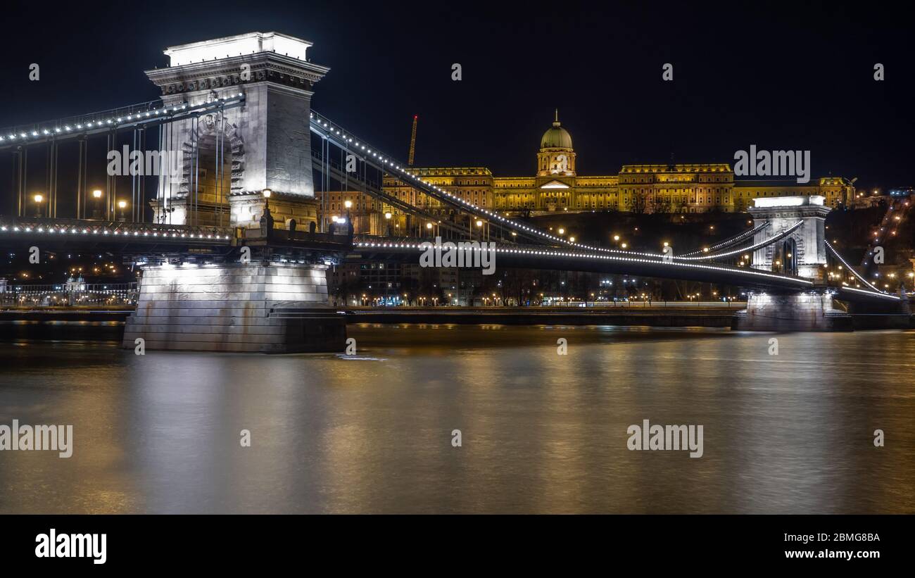 Kettenbrücke in Budapest bei Nacht Stockfoto