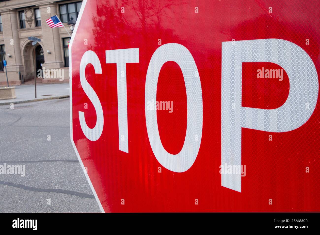 Stadt mit Nahaufnahme des traditionellen Oktagon rot und weiß Stoppschilds Stockfoto