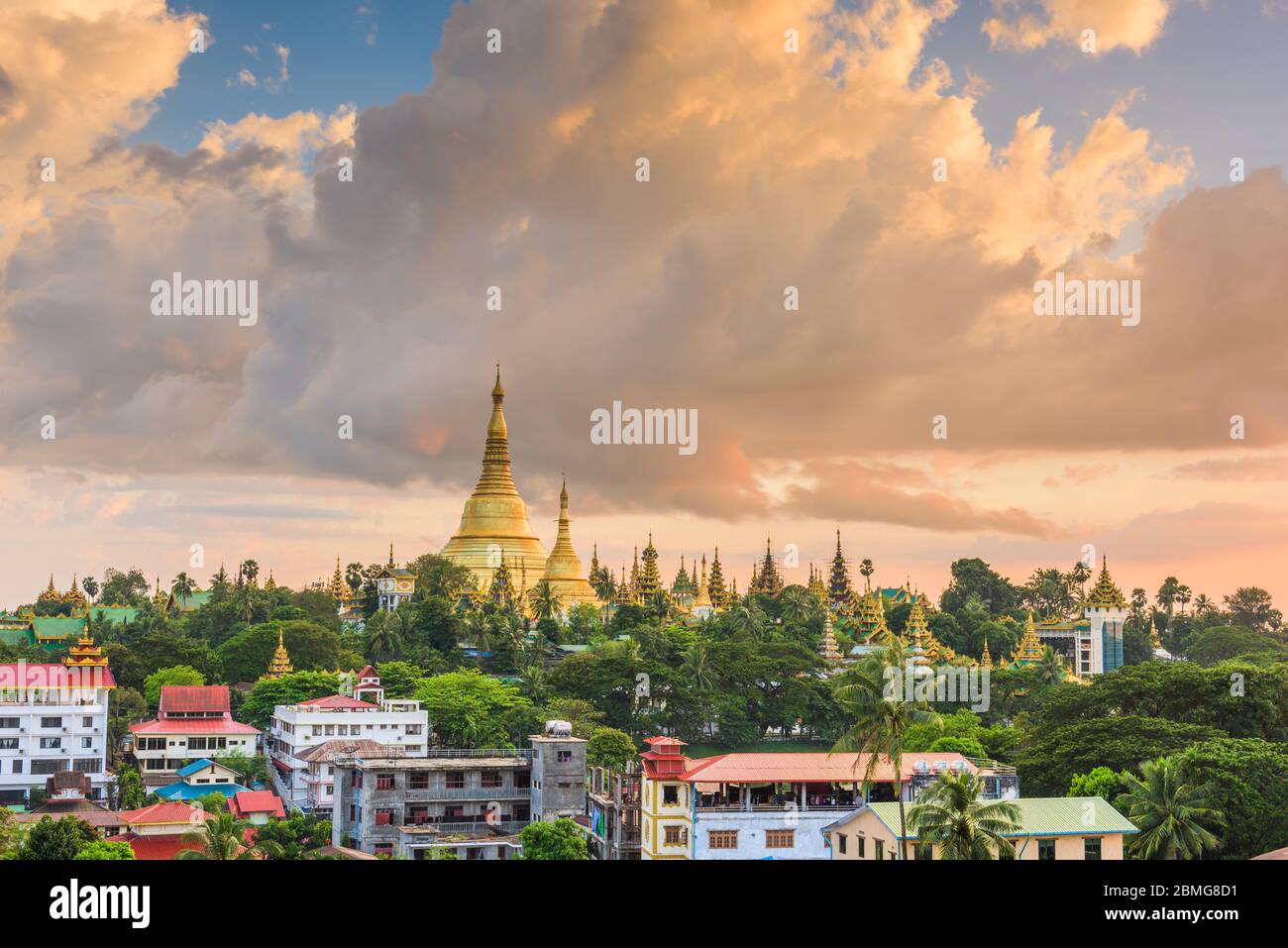 Yangon, Myanmar Ansicht der Shwedagon-Pagode in der Abenddämmerung. Stockfoto