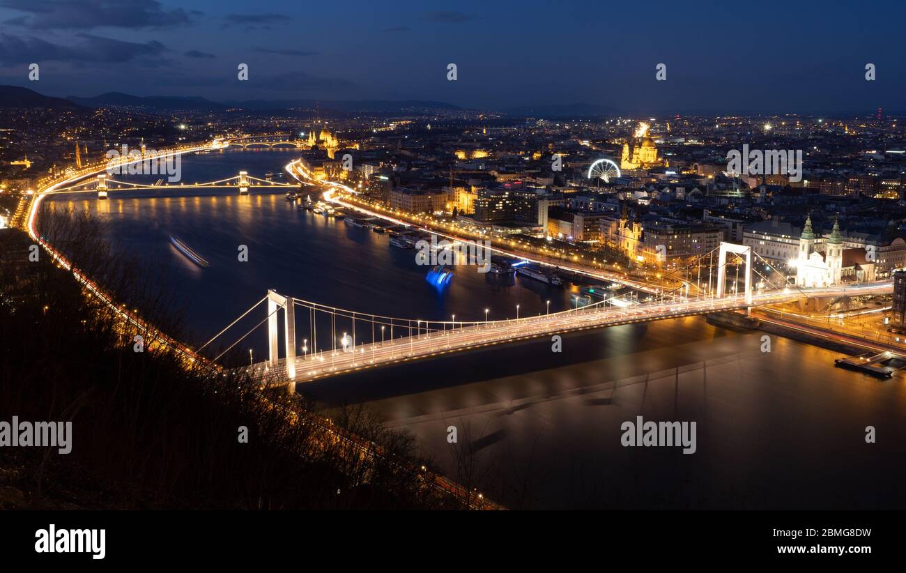 Budapest bei Nacht von Citadela Stockfoto