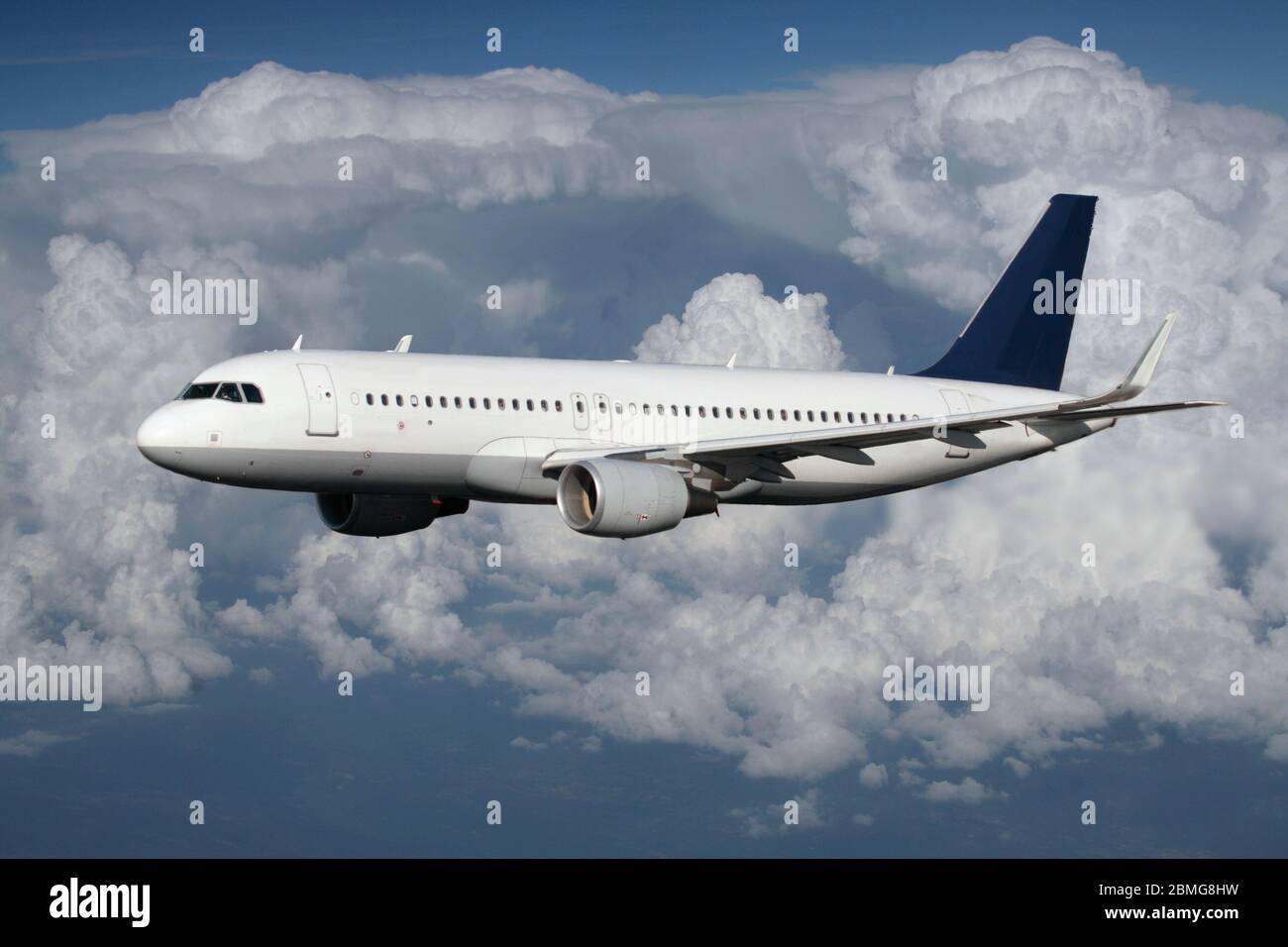 Airbus A320 Airliner Passagierflugzeug Flugzeug Flugzeug fliegen im Flug über Wolken Wolken Himmel Luft Reise kommerzielle Luftfahrt hoch oben Stockfoto
