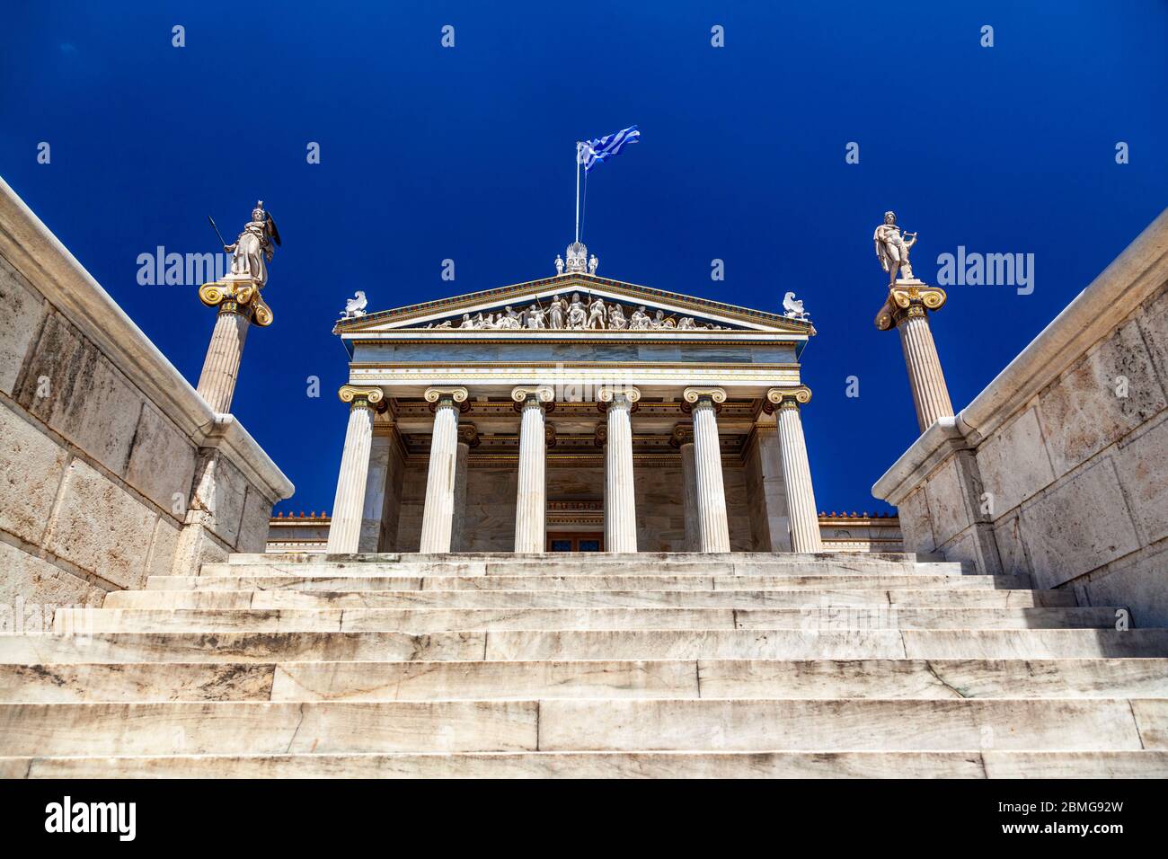 Der Haupteingang der Akademie von Athen, Griechenland, ein emblematisches Gebäude in der Stadt, und Teil der berühmten architektonischen Hansen Trilogie. Stockfoto