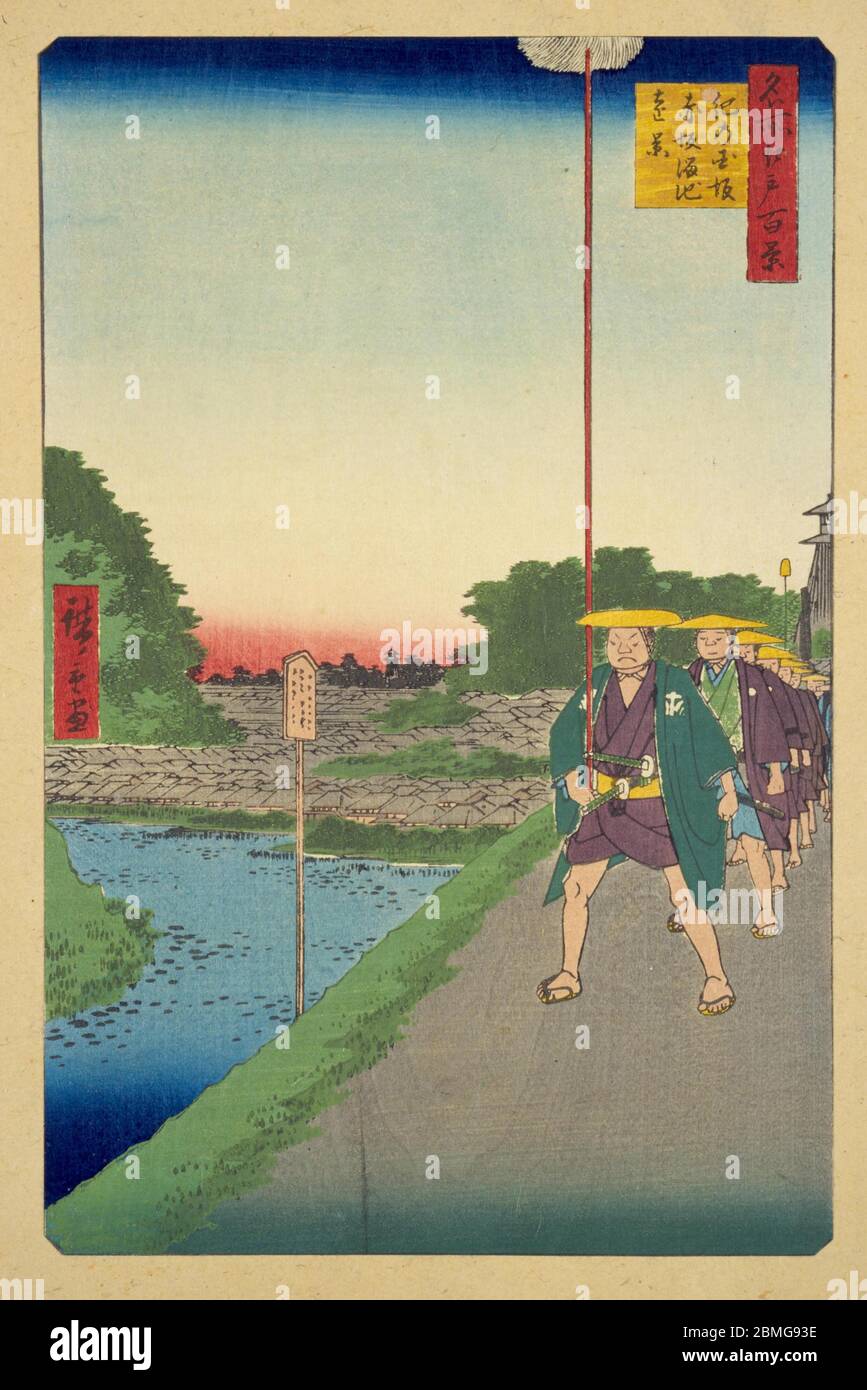 [ 1850er Japan - Samurai-Prozession ] - EINE Samurai-Prozession am Benkeibori-Graben (弁慶堀) des Edo-Schlosses in Edo (heute Tokio), 1857 (Ansei 4). Dieser Holzschnitt ist Bild 85 in hundert berühmten Ansichten von Edo (名所江戸百景, Meisho Edo Hyakkei), einer Serie von Ukiyoe Künstler Utagawa Hiroshige (歌川広重, 1797–1858) erstellt. Es ist eine von 26 Herbstszenen der Serie. Titel: Kinokuni Hill and Distant View of Akasaka and the Tameike Pond (紀ノ国坂赤坂溜池遠景, Kinokunizaka Akasaka Tameike enkei) Vintage Ukiyoe Holzschnitt aus dem 19. Jahrhundert. Stockfoto