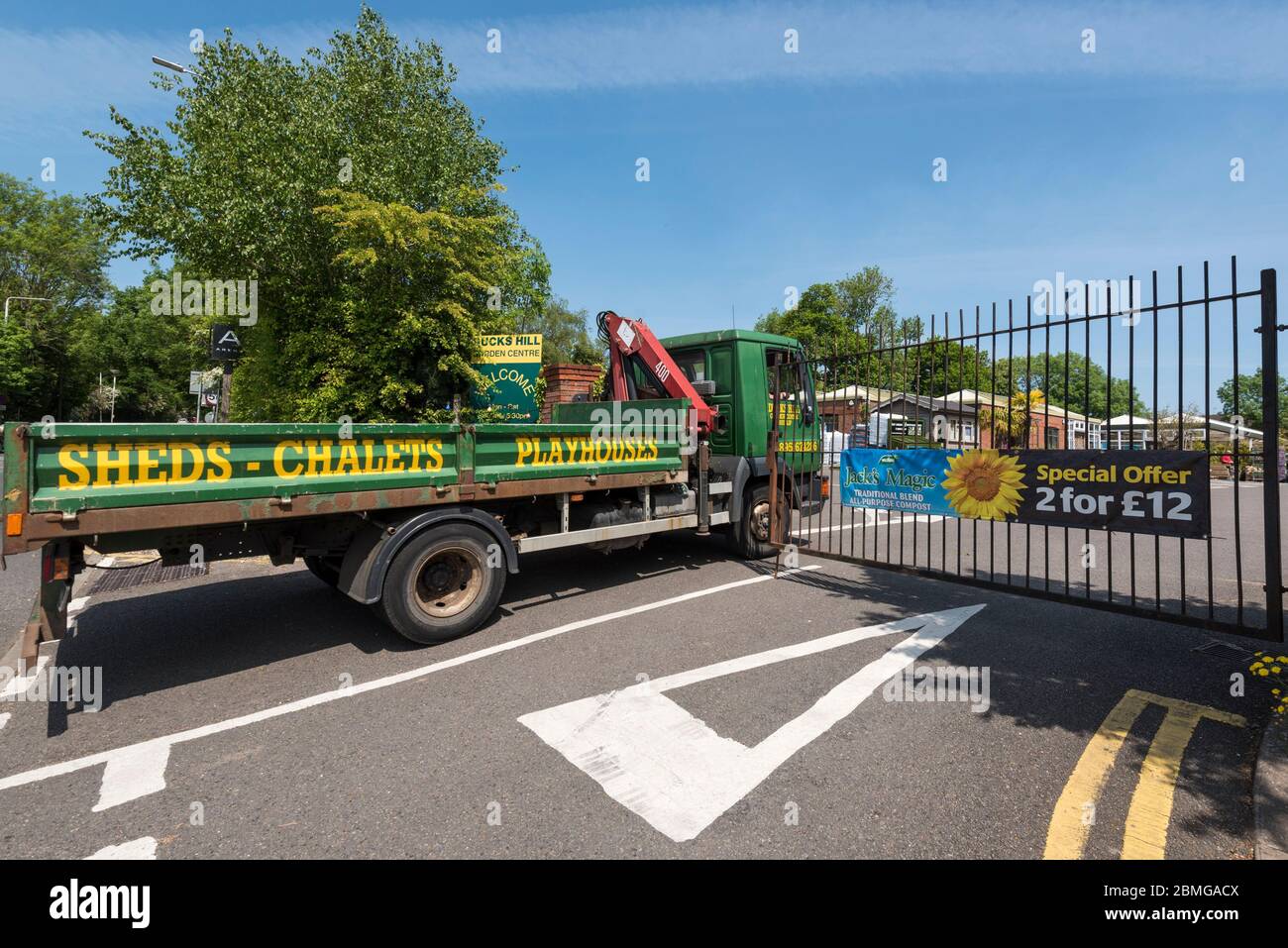 Ruislip, Großbritannien. Mai 2020. Ein Lastwagen kommt am Eingang zum Ducks Hill Garden Center in Ruislip im Nordwesten Londons an, das derzeit während der andauernden Sperrung der Coronavirus-Pandemie geschlossen ist. Boris Johnson, Premierminister, wird am Sonntag, den 10. Mai eine "Roadmap"-Rede halten, um die Pläne der Regierung zur Aufhebung der Sperrbeschränkungen und die Wiedereröffnung von Gartencentern zu enthüllen. Kredit: Stephen Chung / Alamy Live News Stockfoto