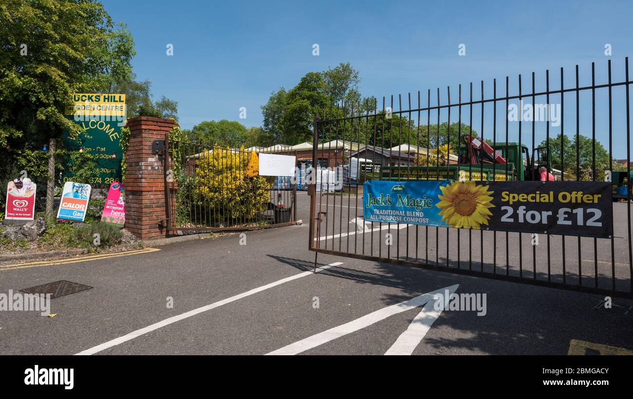 Ruislip, Großbritannien. Mai 2020. Der Eingang zum Ducks Hill Garden Center in Ruislip, im Nordwesten Londons, ist derzeit während der laufenden Sperrung der Coronavirus-Pandemie geschlossen. Boris Johnson, Premierminister, wird am Sonntag, den 10. Mai eine "Roadmap"-Rede halten, um die Pläne der Regierung zur Aufhebung der Sperrbeschränkungen und die Wiedereröffnung von Gartencentern zu enthüllen. Kredit: Stephen Chung / Alamy Live News Stockfoto