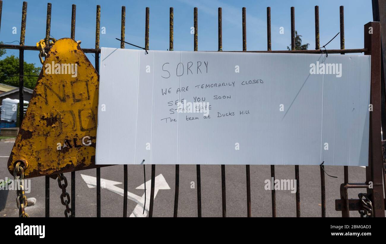 Ruislip, Großbritannien. Mai 2020. Ein Schild am Eingang zum Ducks Hill Garden Center in Ruislip, im Nordwesten Londons, das derzeit während der andauernden Sperrung der Coronavirus-Pandemie geschlossen ist. Boris Johnson, Premierminister, wird am Sonntag, den 10. Mai eine "Roadmap"-Rede halten, um die Pläne der Regierung zur Aufhebung der Sperrbeschränkungen und die Wiedereröffnung von Gartencentern zu enthüllen. Kredit: Stephen Chung / Alamy Live News Stockfoto