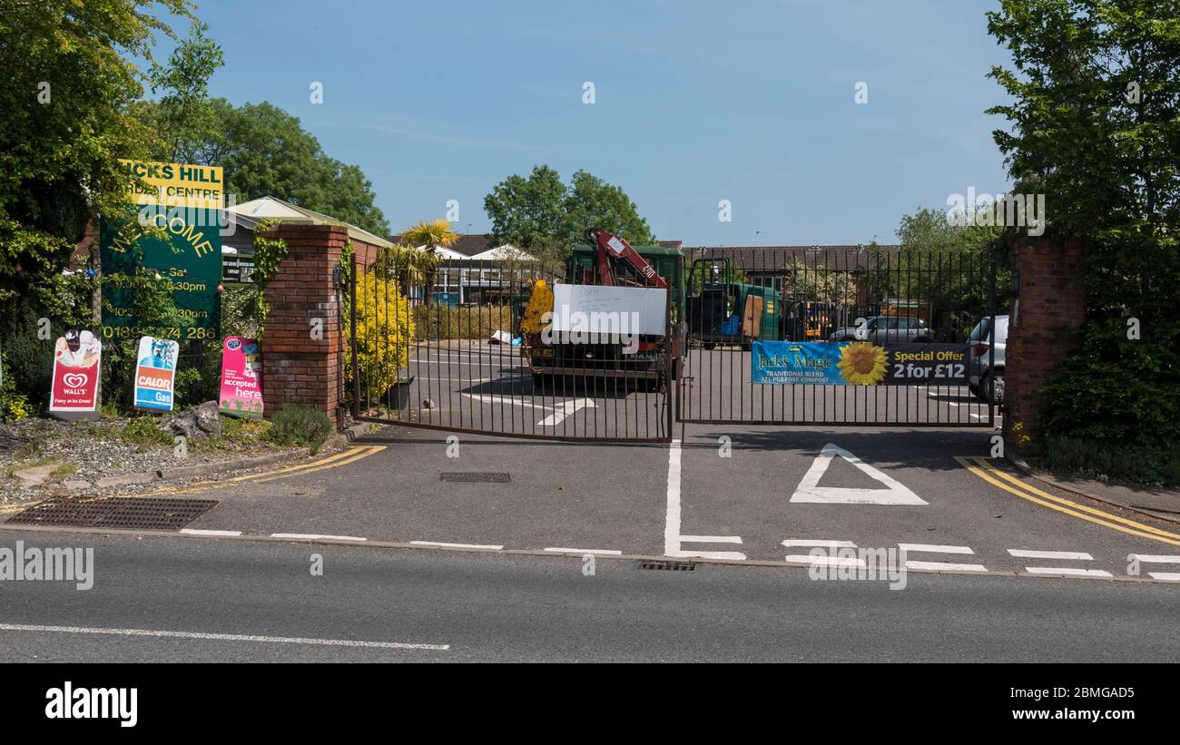 Ruislip, Großbritannien. Mai 2020. Der Eingang zum Ducks Hill Garden Center in Ruislip, im Nordwesten Londons, ist derzeit während der laufenden Sperrung der Coronavirus-Pandemie geschlossen. Boris Johnson, Premierminister, wird am Sonntag, den 10. Mai eine "Roadmap"-Rede halten, um die Pläne der Regierung zur Aufhebung der Sperrbeschränkungen und die Wiedereröffnung von Gartencentern zu enthüllen. Kredit: Stephen Chung / Alamy Live News Stockfoto