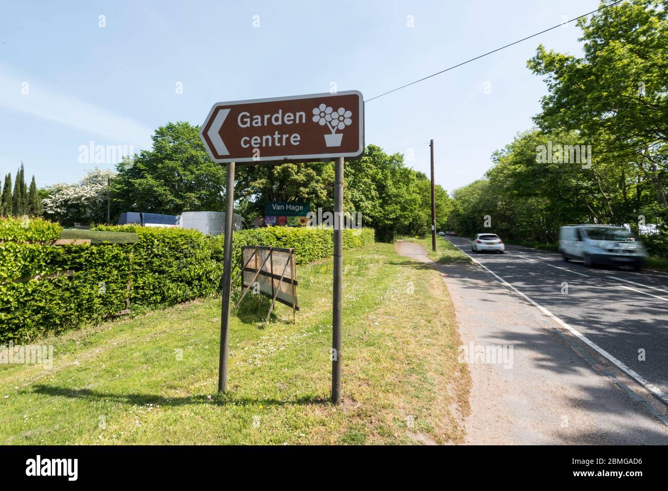 Chenies, Großbritannien. Mai 2020. Beschilderung am Eingang zum Van Hage Garden Center in der Nähe von Rickmansworth, Buckinghamshire, derzeit während der laufenden Sperrung der Coronavirus-Pandemie geschlossen. Boris Johnson, Premierminister, wird am Sonntag, den 10. Mai eine "Roadmap"-Rede halten, um die Pläne der Regierung zur Aufhebung der Sperrbeschränkungen und die Wiedereröffnung von Gartencentern zu enthüllen. Kredit: Stephen Chung / Alamy Live News Stockfoto