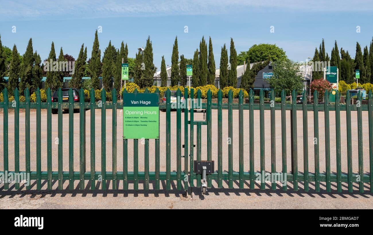 Chenies, Großbritannien. Mai 2020. Der Eingang zum Van Hage Garden Center in der Nähe von Rickmansworth, Buckinghamshire, ist derzeit während der laufenden Sperrung der Coronavirus-Pandemie geschlossen. Boris Johnson, Premierminister, wird am Sonntag, den 10. Mai eine "Roadmap"-Rede halten, um die Pläne der Regierung zur Aufhebung der Sperrbeschränkungen und die Wiedereröffnung von Gartencentern zu enthüllen. Kredit: Stephen Chung / Alamy Live News Stockfoto