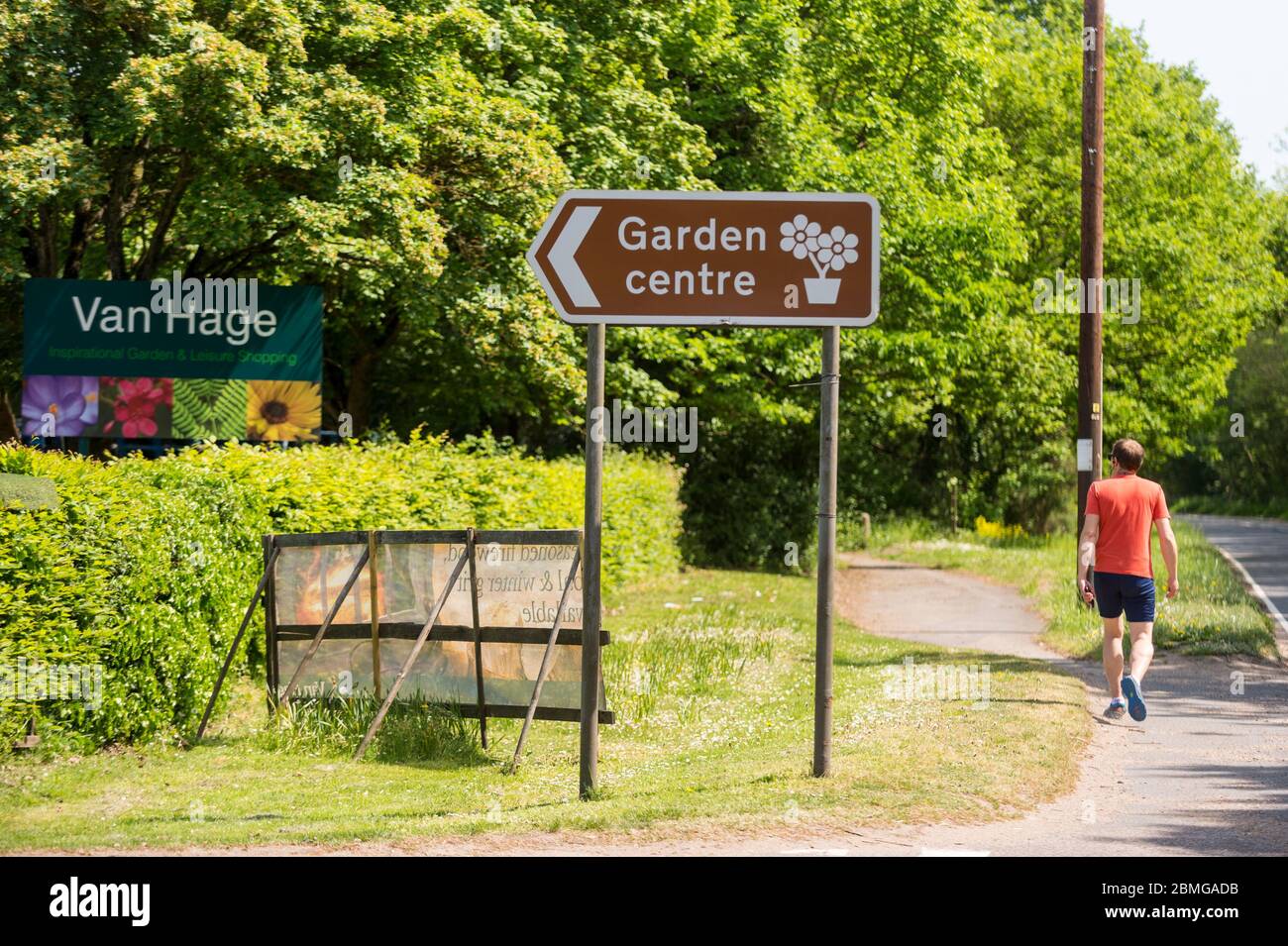 Chenies, Großbritannien. Mai 2020. Beschilderung am Eingang zum Van Hage Garden Center in der Nähe von Rickmansworth, Buckinghamshire, derzeit während der laufenden Sperrung der Coronavirus-Pandemie geschlossen. Boris Johnson, Premierminister, wird am Sonntag, den 10. Mai eine "Roadmap"-Rede halten, um die Pläne der Regierung zur Aufhebung der Sperrbeschränkungen und die Wiedereröffnung von Gartencentern zu enthüllen. Kredit: Stephen Chung / Alamy Live News Stockfoto
