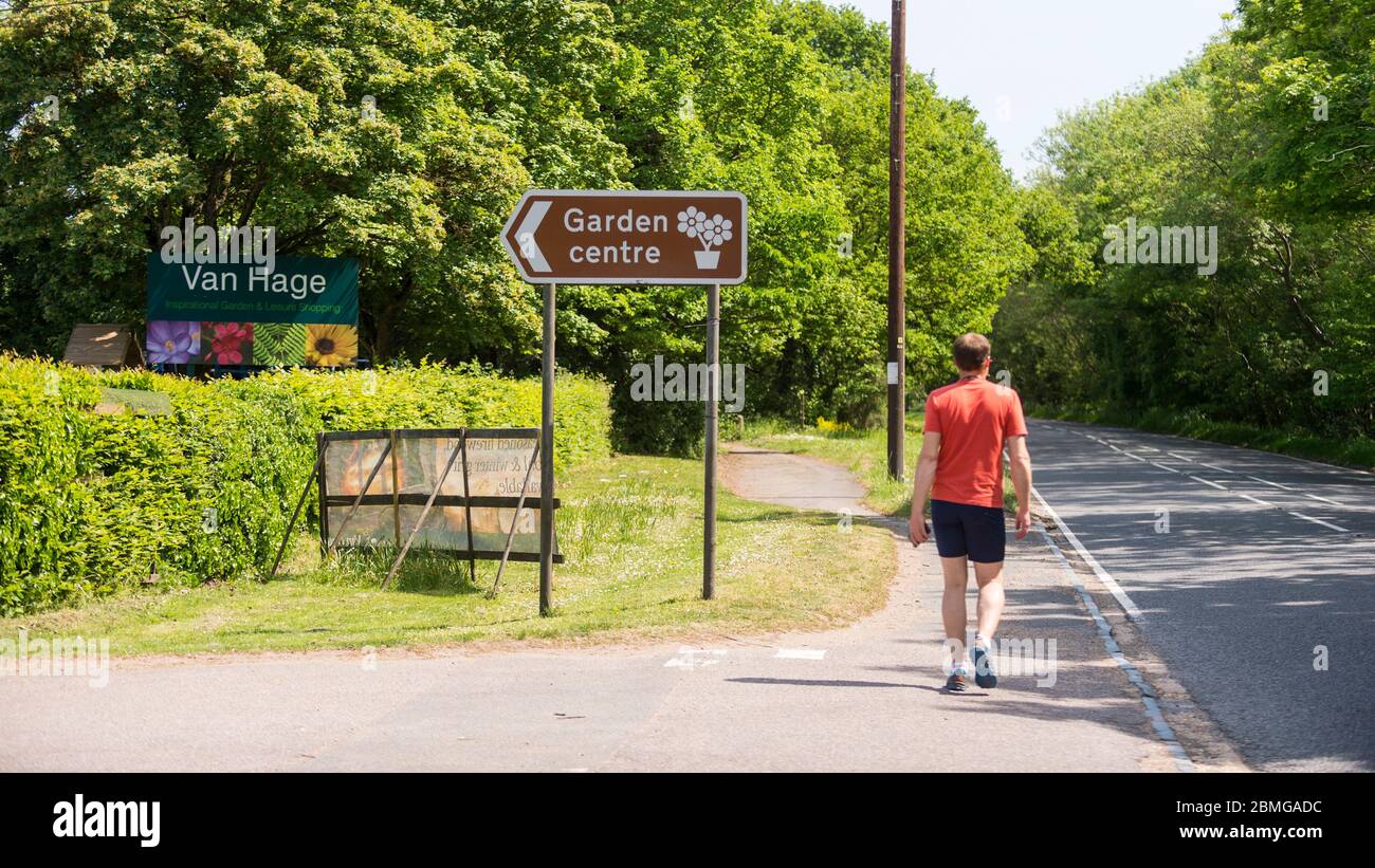 Chenies, Großbritannien. Mai 2020. Beschilderung am Eingang zum Van Hage Garden Center in der Nähe von Rickmansworth, Buckinghamshire, derzeit während der laufenden Sperrung der Coronavirus-Pandemie geschlossen. Boris Johnson, Premierminister, wird am Sonntag, den 10. Mai eine "Roadmap"-Rede halten, um die Pläne der Regierung zur Aufhebung der Sperrbeschränkungen und die Wiedereröffnung von Gartencentern zu enthüllen. Kredit: Stephen Chung / Alamy Live News Stockfoto