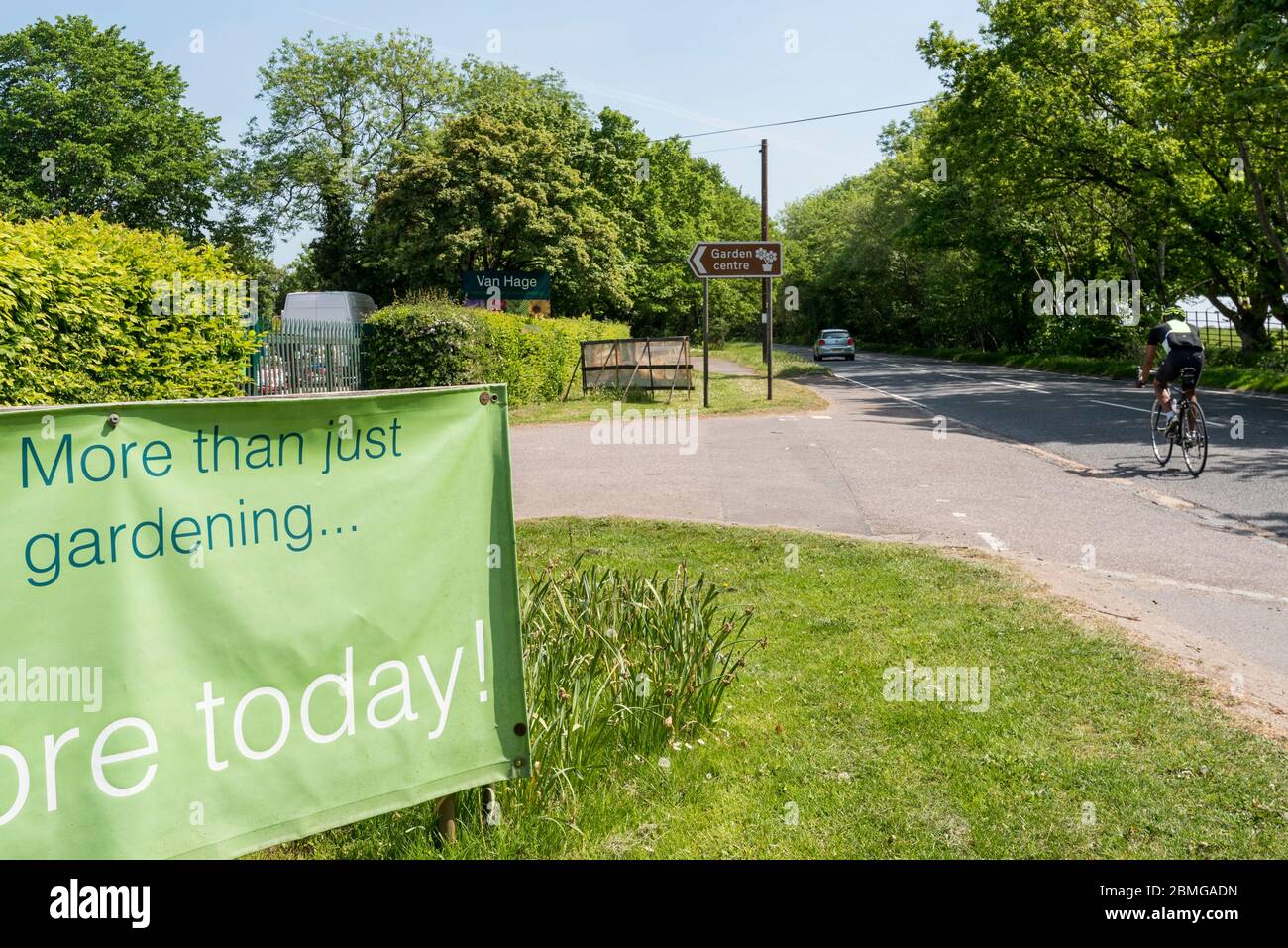 Chenies, Großbritannien. Mai 2020. Beschilderung am Eingang zum Van Hage Garden Center in der Nähe von Rickmansworth, Buckinghamshire, derzeit während der laufenden Sperrung der Coronavirus-Pandemie geschlossen. Boris Johnson, Premierminister, wird am Sonntag, den 10. Mai eine "Roadmap"-Rede halten, um die Pläne der Regierung zur Aufhebung der Sperrbeschränkungen und die Wiedereröffnung von Gartencentern zu enthüllen. Kredit: Stephen Chung / Alamy Live News Stockfoto