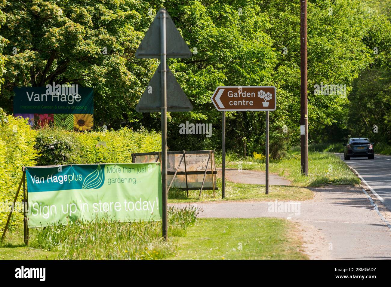 Chenies, Großbritannien. Mai 2020. Beschilderung am Eingang zum Van Hage Garden Center in der Nähe von Rickmansworth, Buckinghamshire, derzeit während der laufenden Sperrung der Coronavirus-Pandemie geschlossen. Boris Johnson, Premierminister, wird am Sonntag, den 10. Mai eine "Roadmap"-Rede halten, um die Pläne der Regierung zur Aufhebung der Sperrbeschränkungen und die Wiedereröffnung von Gartencentern zu enthüllen. Kredit: Stephen Chung / Alamy Live News Stockfoto