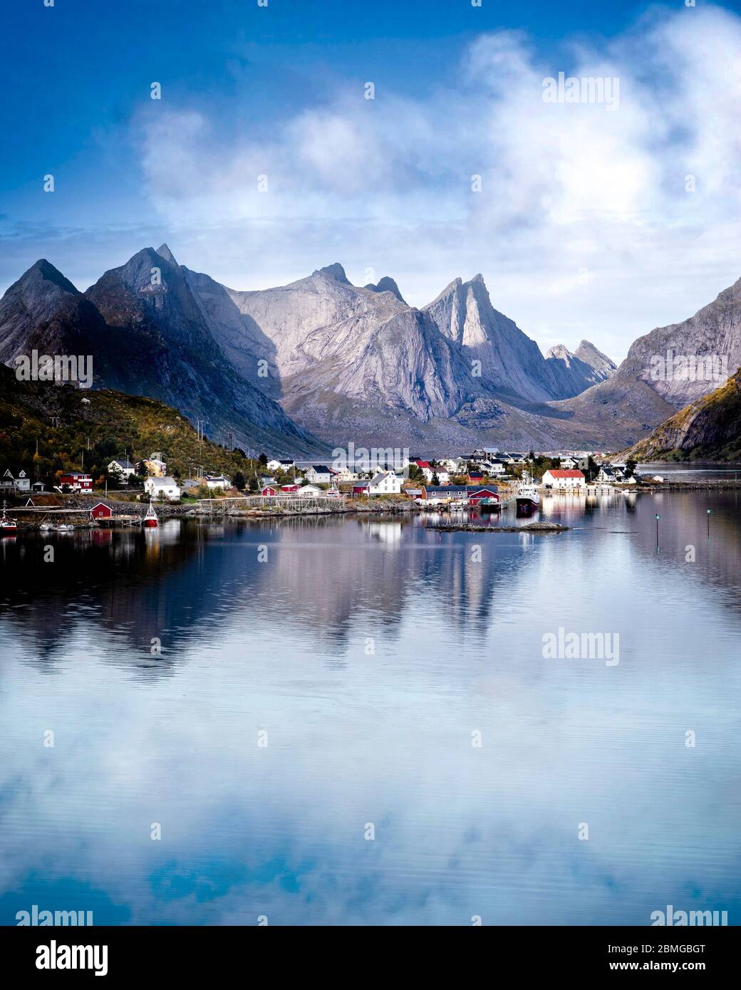 Das Dorf reine an der Küste von Moskenesoya, Lofoten-Inseln, Norwegen. Stockfoto