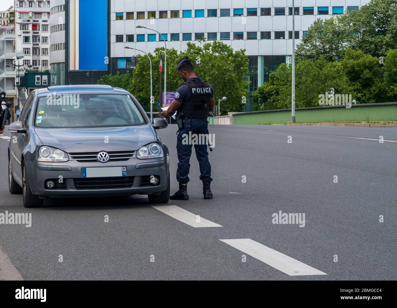 Polizeikontrolle während der Coronavirus Lockdown in Paris Stockfoto