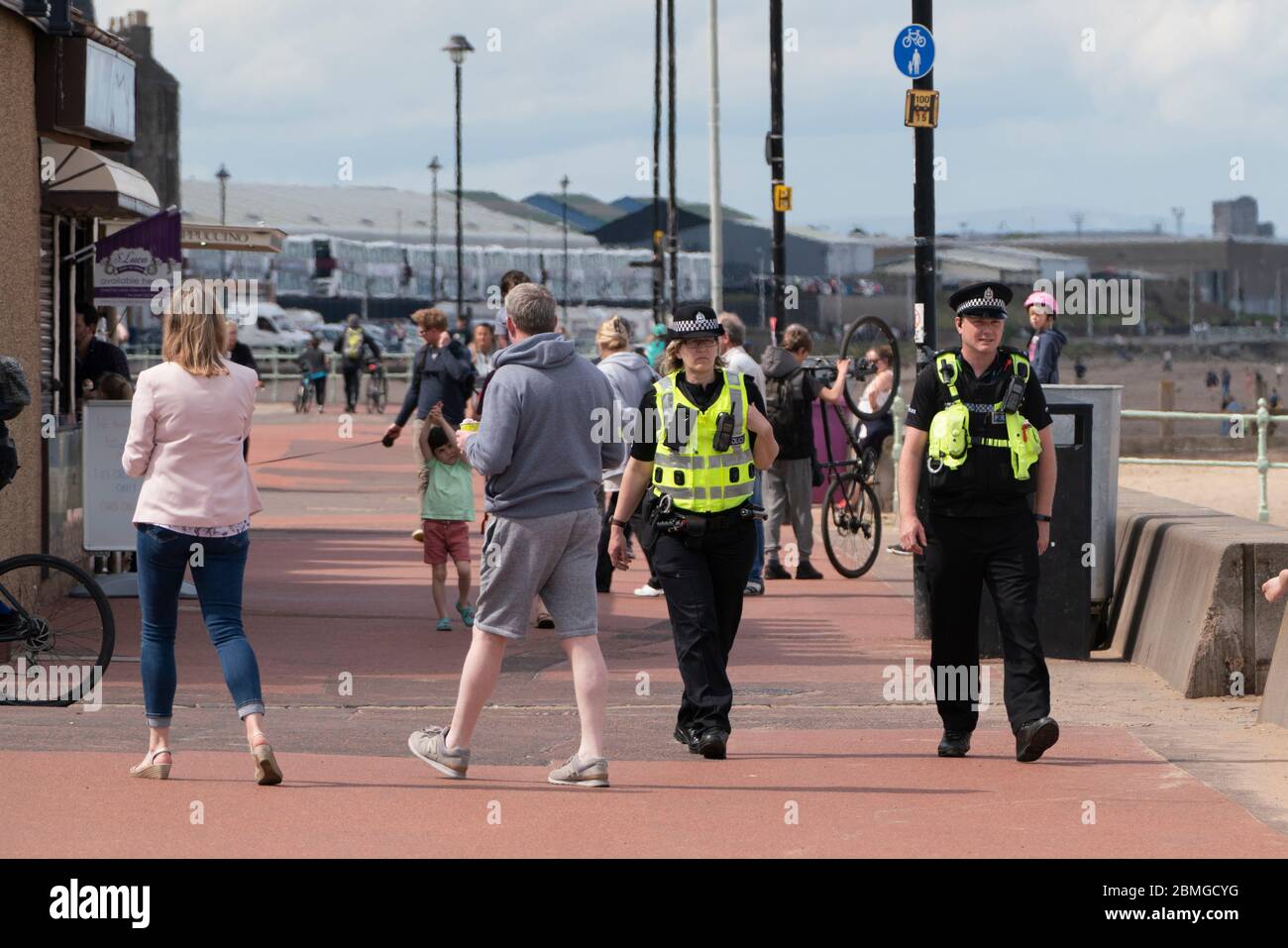 Portobello, Schottland, Großbritannien. Mai 2020. Bilder vom Feiertagswochenende Samstagnachmittag während der Covid-19 Sperrung auf der Promenade in Portobello. Promenade und Strand sind relativ ruhig mit wenig Polizei. Abgebildet; Polizeipatrouille auf der Promenade. Iain Masterton/Alamy Live News Stockfoto