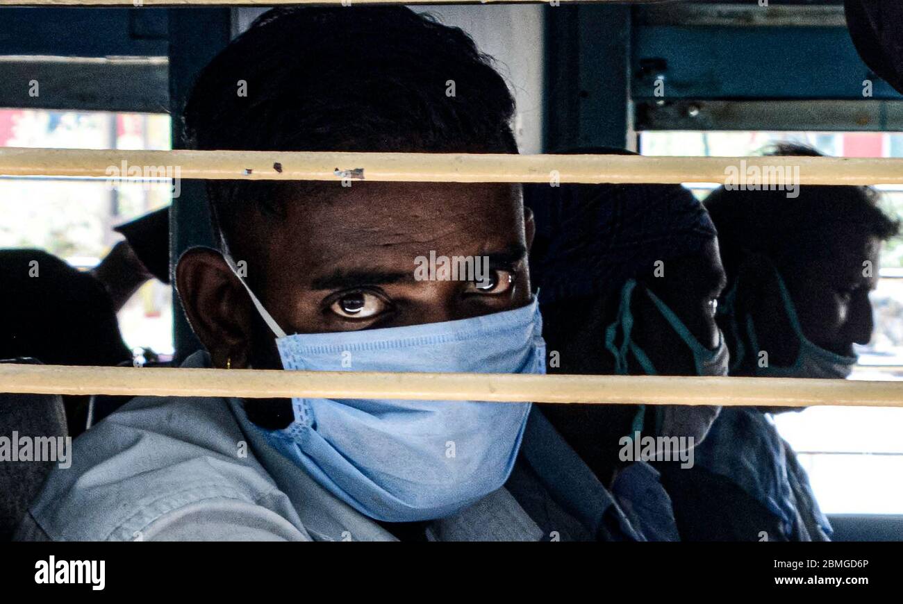 (200509) -- MUMBAI, 9. Mai 2020 (Xinhua) -- Wanderarbeiter sitzen während einer landesweiten Sperre in einem Zug auf ihrer Heimreise, um die Ausbreitung von COVID-19 in Mumbai, Indien, 8. Mai 2020 zu bekämpfen. (Str/Xinhua) Stockfoto