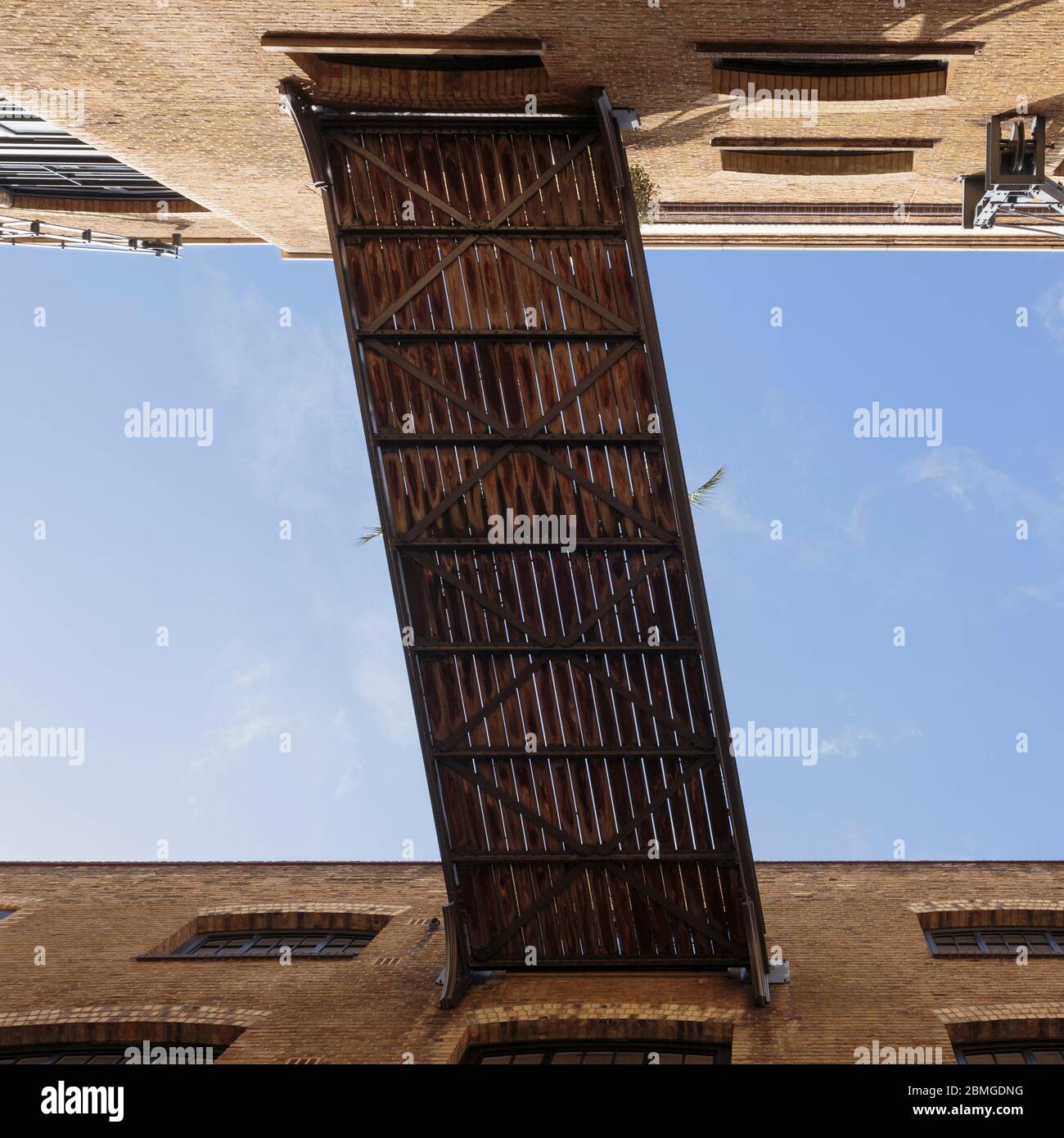 Über dem Kopf zwischen Gebäuden auf der Shade Thames, London, England Stockfoto