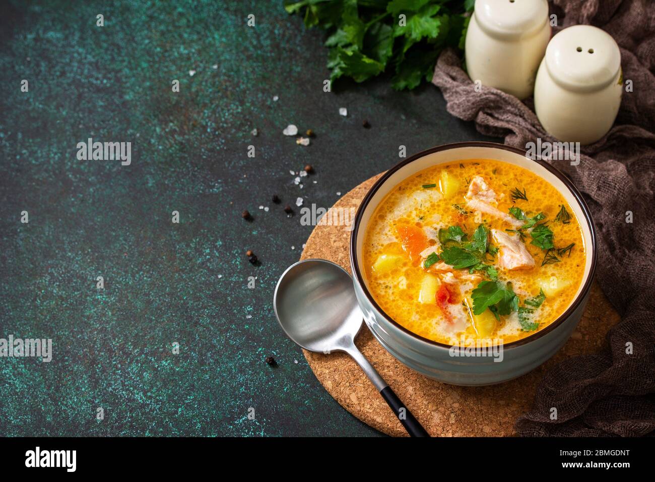 Norwegische Suppe mit Sahne und Lachs auf dunklem Steingrund. Kopierbereich. Stockfoto