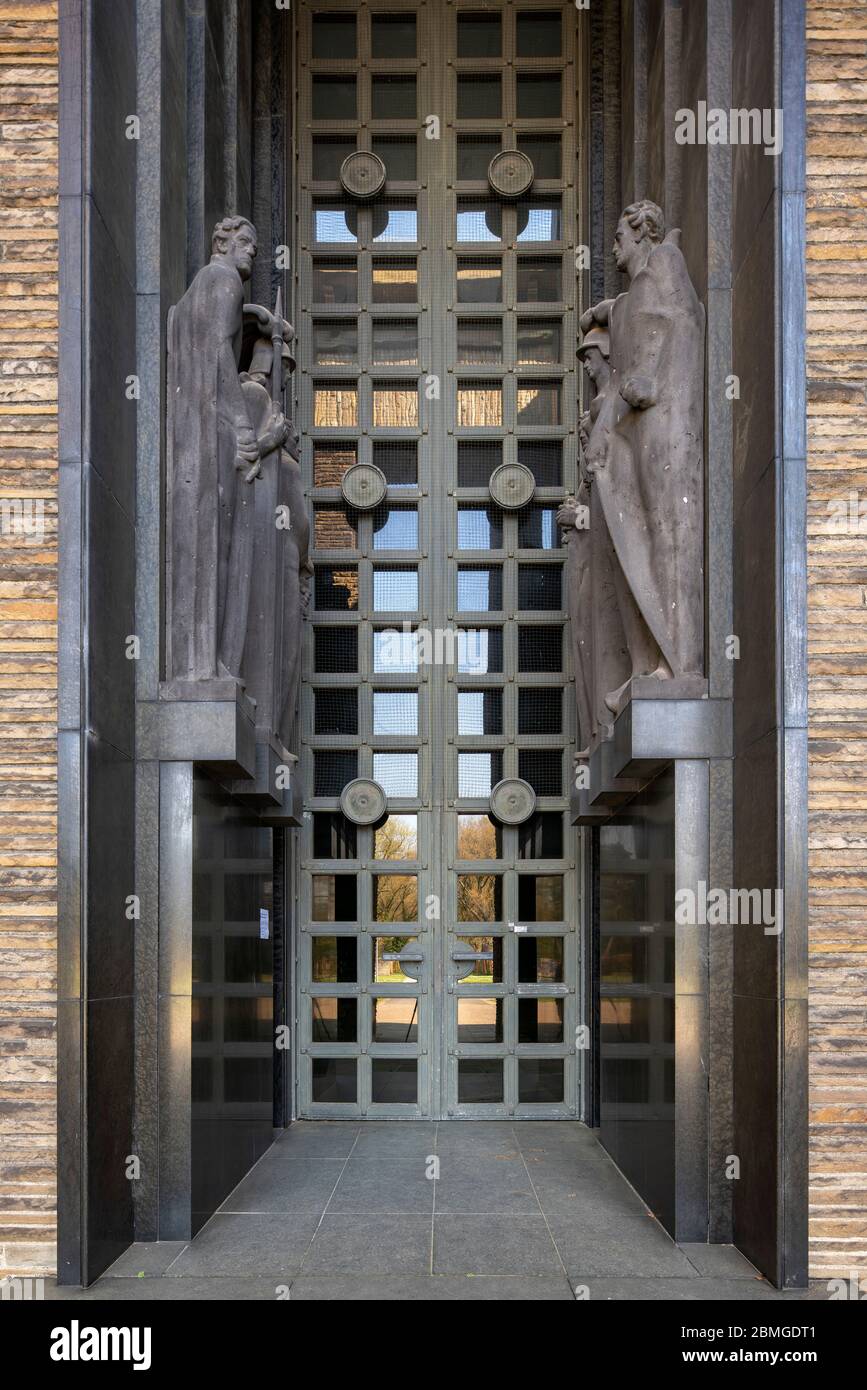 Bochum, Zentralfriedhof, große Trauerhalle, 1935-1939 von dem Bochumer  Stadtbaurat Heinrich Zimmermann und Wilhelm Seidensticker erbaut, Portal  Stockfotografie - Alamy