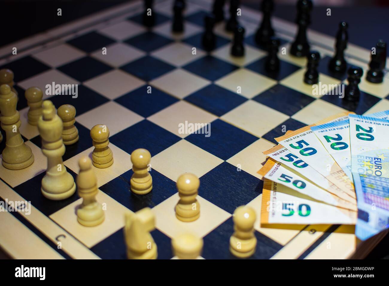 Das Schachbrett bereit, das Spiel zu starten und auf einer Seite zu setzen. Stockfoto