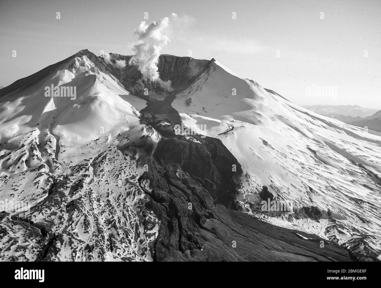 SKAMANIA COUNTY, WASHINGTON, USA - 1982: Mount St. Helens und Dampfwolke aus dem Lavadom im Vulkankrater. Stockfoto