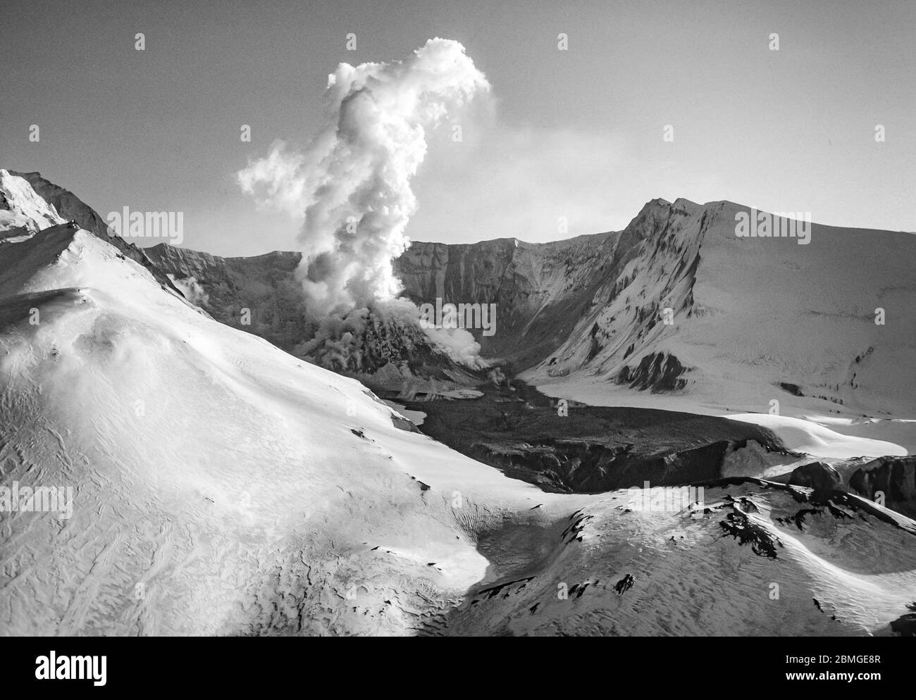 SKAMANIA COUNTY, WASHINGTON, USA - 1982: Mount St. Helens und Dampfwolke aus dem Lavadom im Vulkankrater. Stockfoto