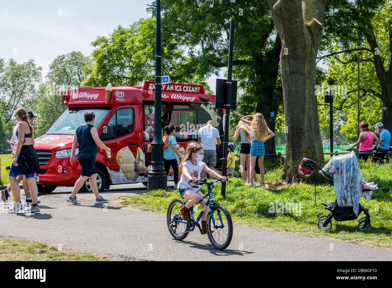 London, Großbritannien. Mai 2020. Der Mr Whippy Eiswagen kommt sehr beliebt zurück. Clapham Common ist nicht so beschäftigt, obwohl die Sonne draußen ist und dass jetzt Leute, wenn auch nur kurz, auf den Bänken sitzen dürfen. Die "Lockdown" geht weiter für den Ausbruch des Coronavirus (Covid 19) in London. Kredit: Guy Bell/Alamy Live News Stockfoto