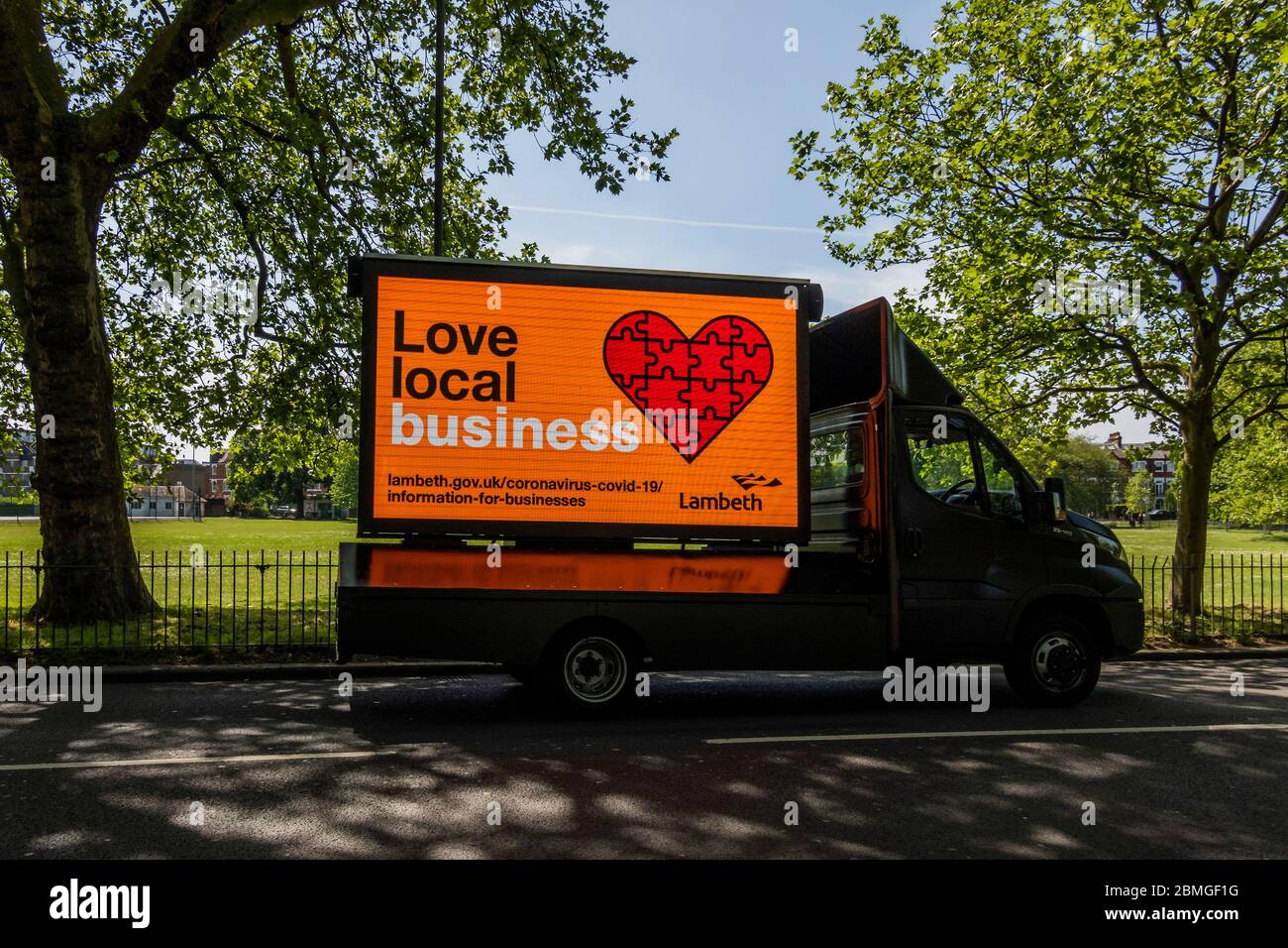 London, Großbritannien. Mai 2020. Ein Advandadrang, der vom Lambeth-Rat bezahlt wird, fährt am Rande des Gemeinwohls herum - mit Botschaften, dass man nicht auf den Bänken sitzt, sicher und zu Hause bleibt, Unterstützung und Unterstützung für lokale Unternehmen - Clapham Common ist nicht so beschäftigt, obwohl die Sonne draußen ist und dass jetzt Menschen auf den Bänken sitzen dürfen, wenn auch nur kurz. Die "Lockdown" geht weiter für den Ausbruch des Coronavirus (Covid 19) in London. Kredit: Guy Bell/Alamy Live News Stockfoto