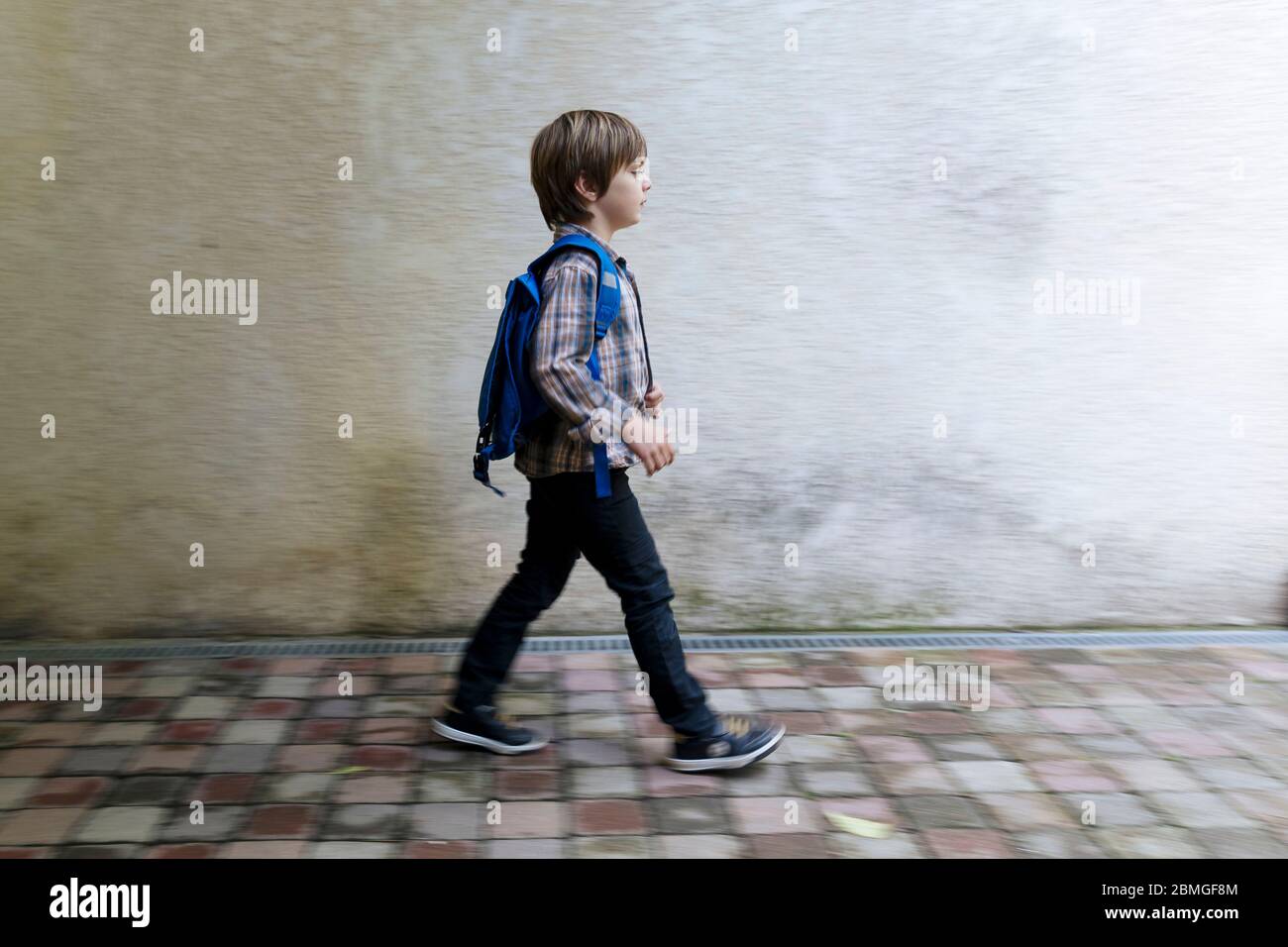 Coronavirus-Ausbruch, Covid-19: Illustration zur Wiedereröffnung von Schulen. Schuljunge geht mit Rucksack am 30. April 2020 zur Schule Stockfoto