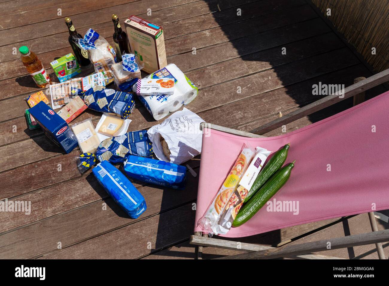 Illustration, Lebensmitteleinkäufe, Produkte und deren Verpackung werden draußen in der Sonne, auf einer Terrasse gelassen. Nach einigen Studien, die Sonne und Wärme CO Stockfoto