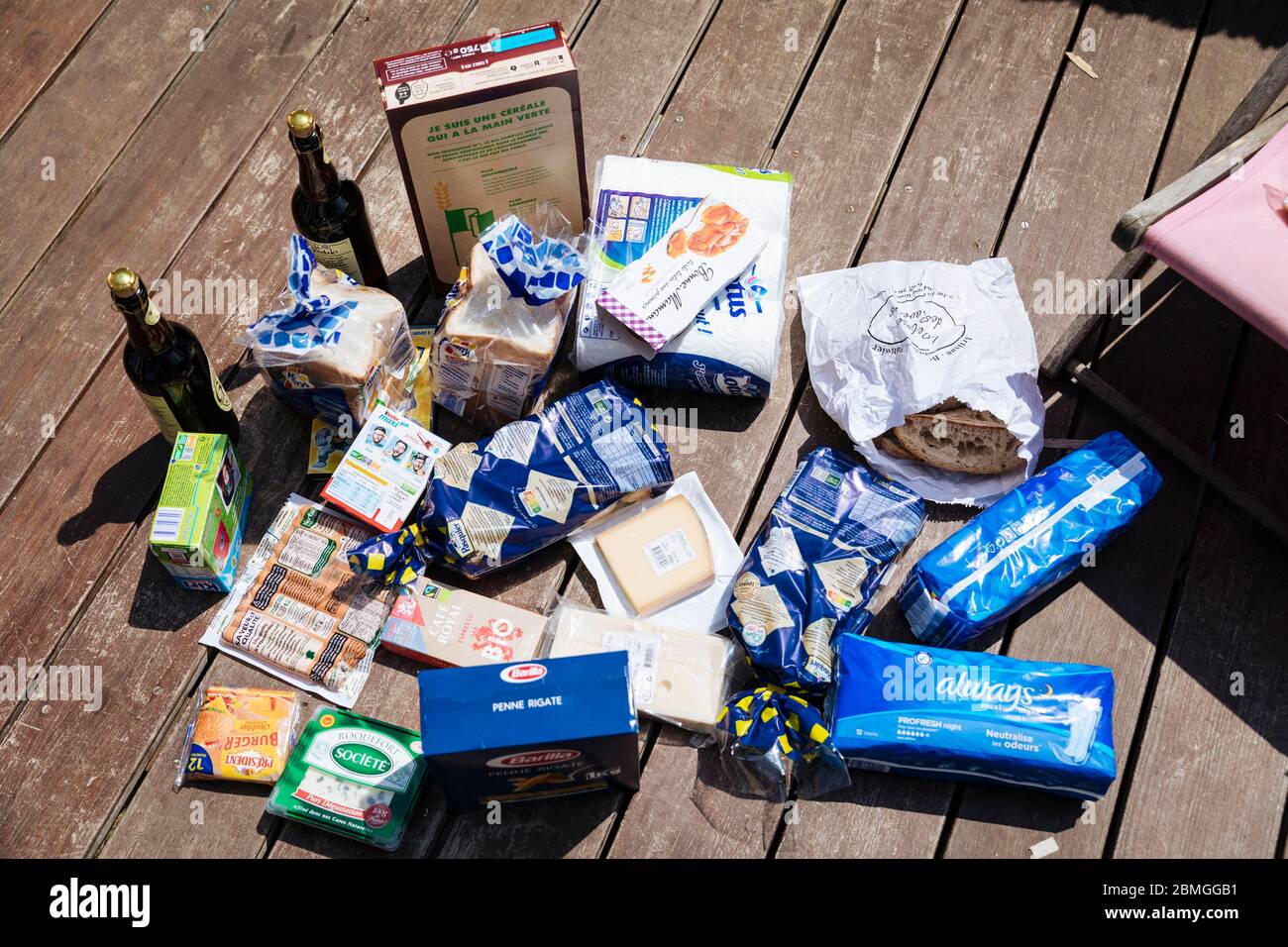 Illustration, Lebensmitteleinkäufe, Produkte und deren Verpackung werden draußen in der Sonne, auf einer Terrasse gelassen. Nach einigen Studien, die Sonne und Wärme CO Stockfoto