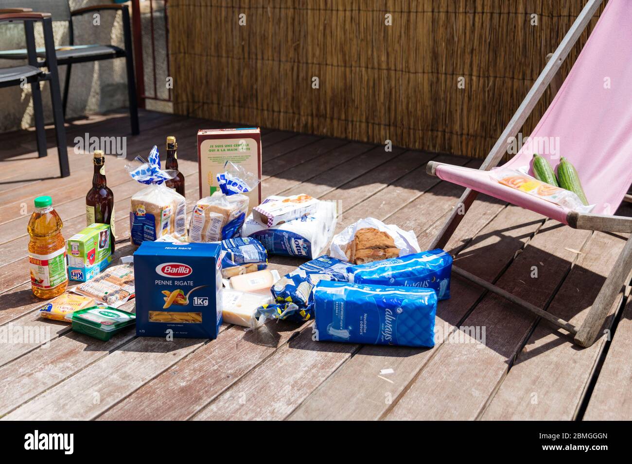 Illustration, Lebensmitteleinkäufe, Produkte und deren Verpackung werden draußen in der Sonne, auf einer Terrasse gelassen. Nach einigen Studien, die Sonne und Wärme CO Stockfoto