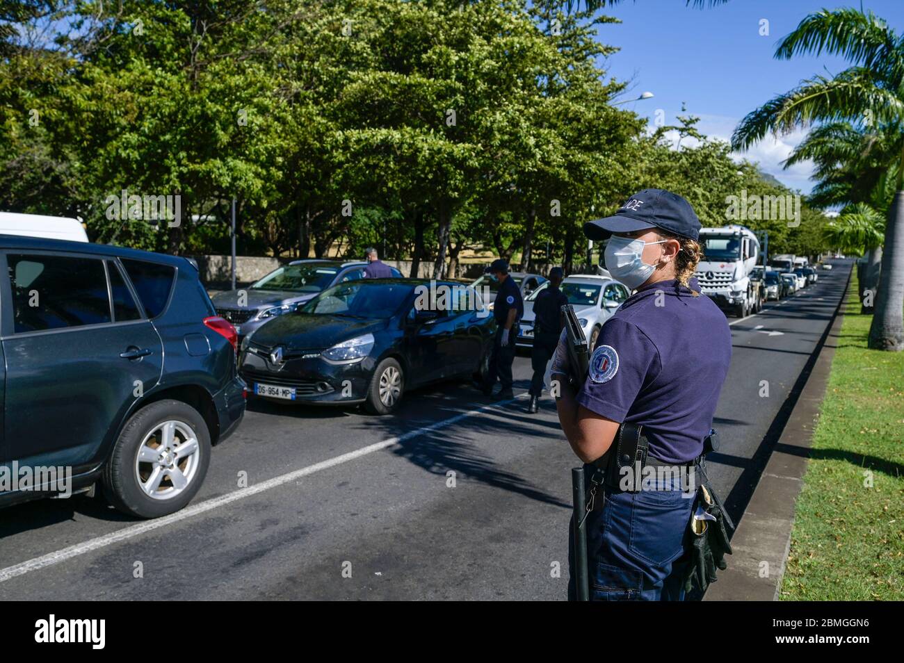 Reunion Island, Saint-Denis-de-la-Reunion: Coronavirus Ausbruch, Polizei Kontrollen entlang der Straße, um abfällige Kurzreisen Zertifikate während der Überprüfung Stockfoto