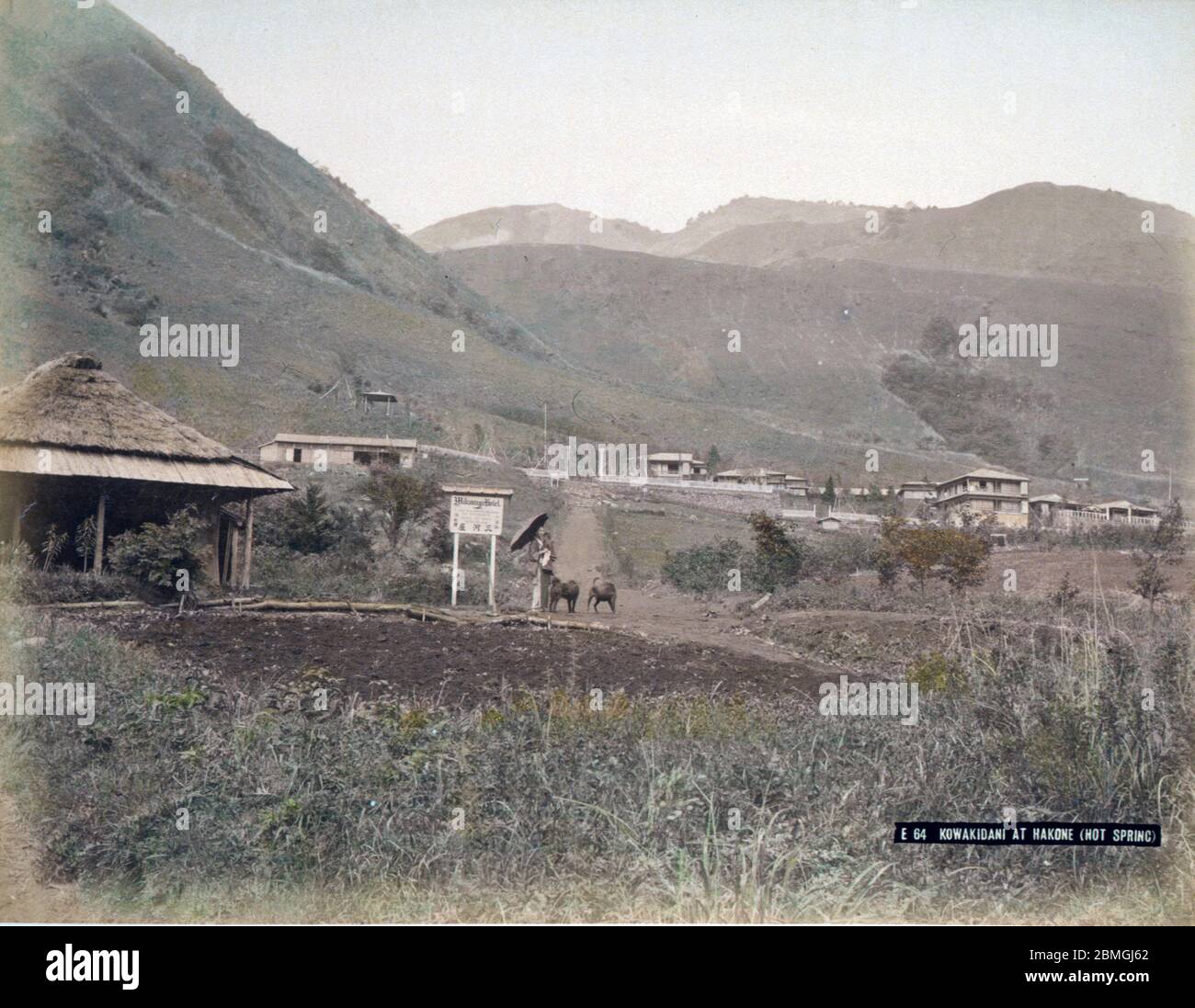 [ 1880er Jahre Japan - Japanisches Gasthaus am Thermalquelle ] - Eingang zum Mikawaya Ryokan (三河屋旅館) in Kowakudani Onsen (小涌谷温泉) in Hakone, Präfektur Kanagawa. Das luxuriöse Thermalquelle Gasthaus wurde 1883 gegründet (Meiji 16). Vintage Albumin-Fotografie aus dem 19. Jahrhundert. Stockfoto